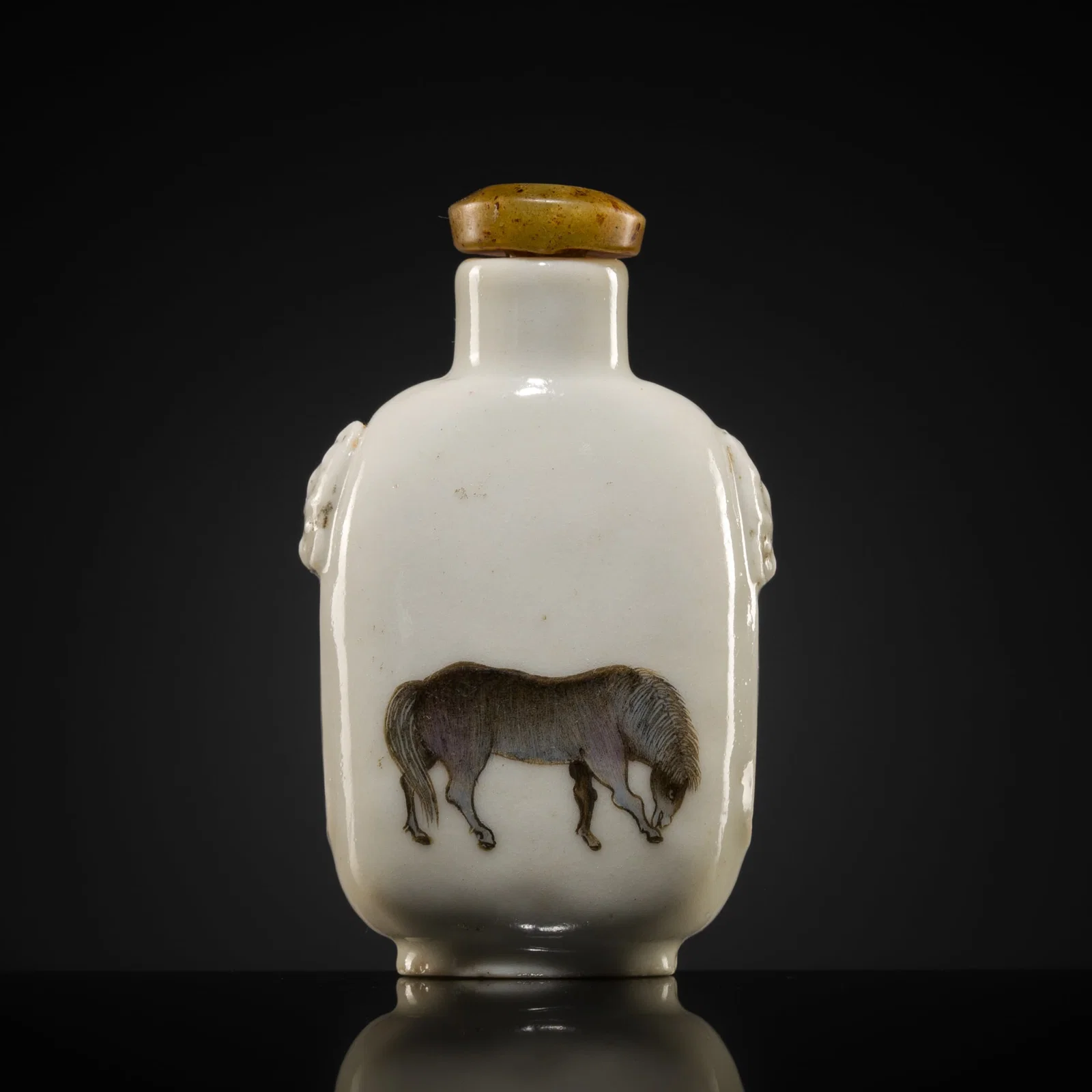 A GRISAILLE ENAMELED PORCELAIN SNUFF BOTTLE WITH HORSES, 1850-1900