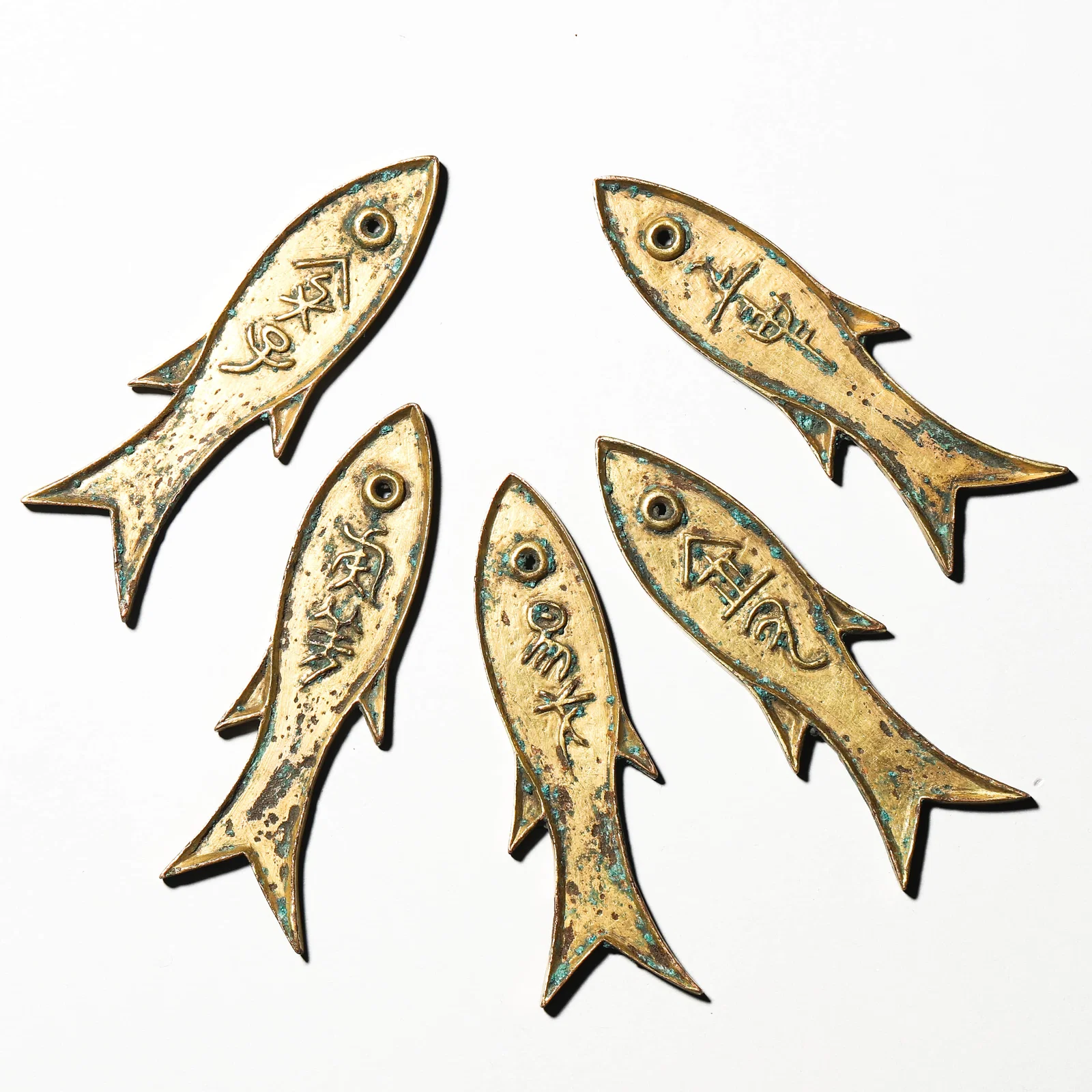 A GROUP OF GILT-BRONZE FISH TALISMANS.