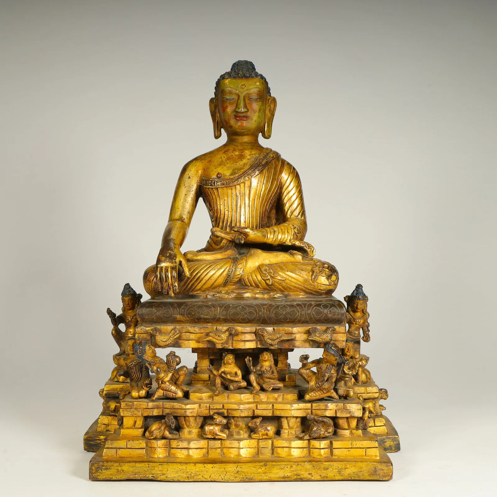 A group of statues of Shakyamuni Buddha in copper gilt in the Qing Dynasty