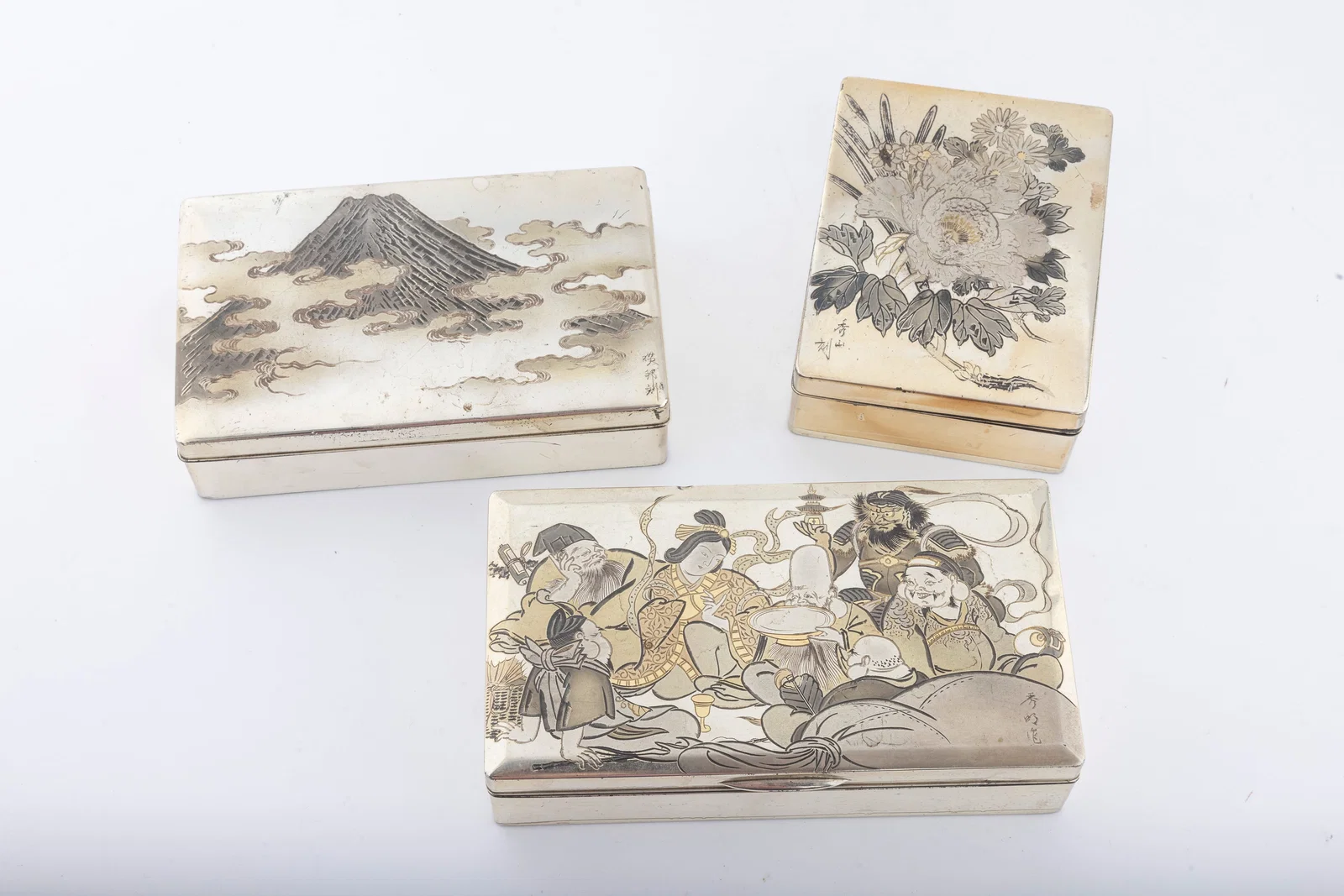 A GROUP OF THREE 950 SILVER AND WOOD BOXES. Japan, c. 1930 Chokin work