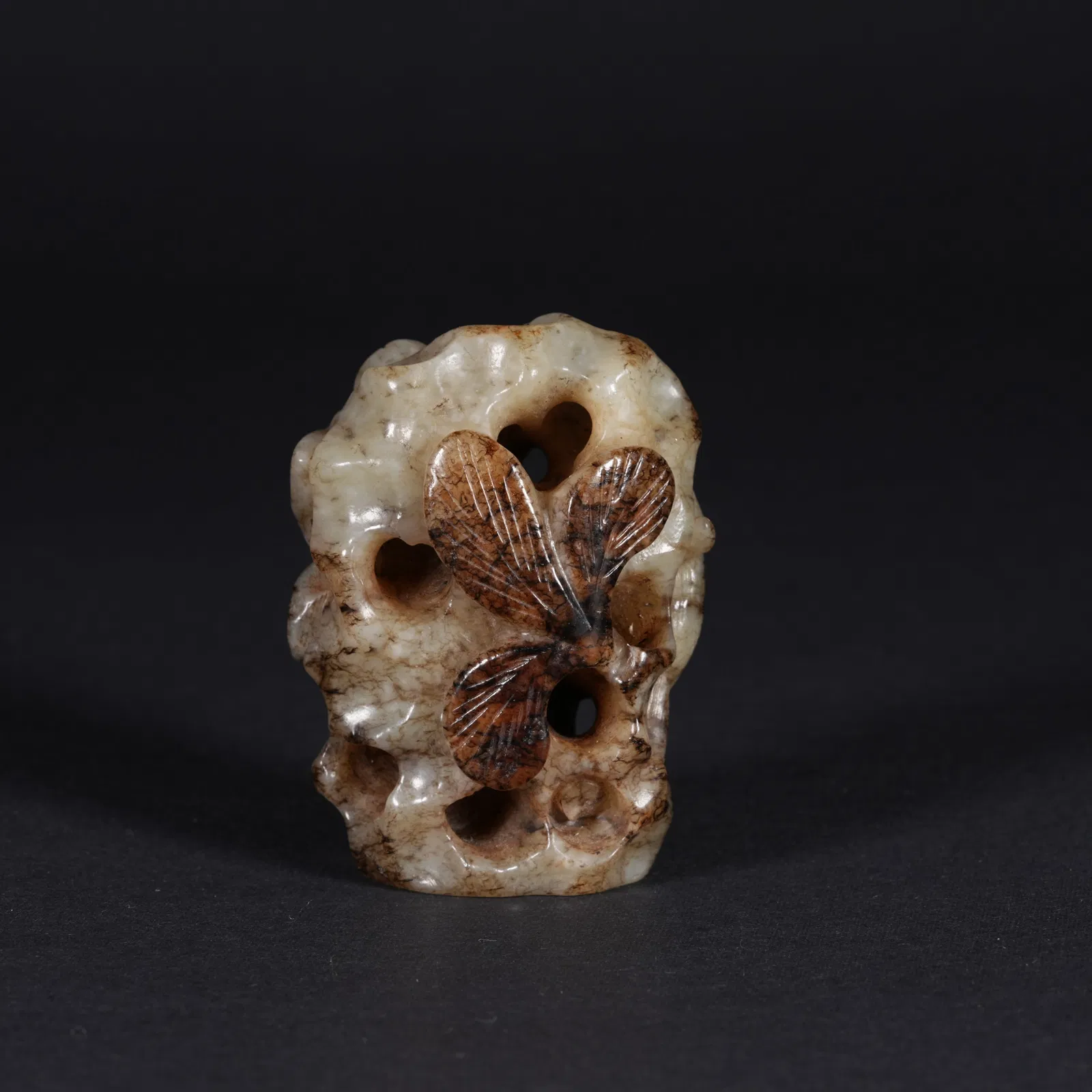 A HETIAN JADE AUSPICIOUS BEAST MOTIF HAT FINIAL