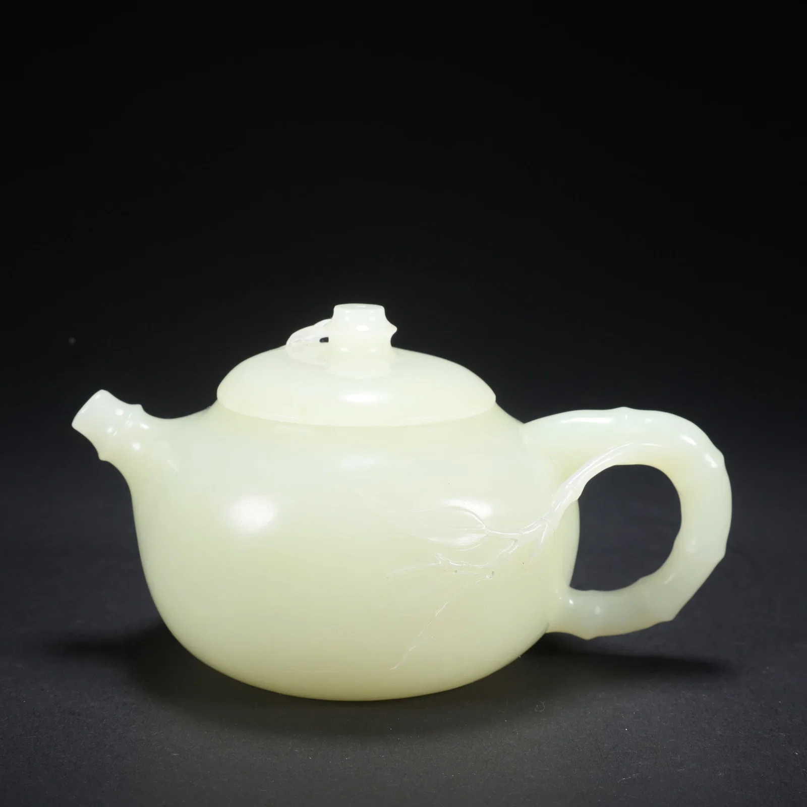 A HETIAN JADE BAMBOO-JOINT WINE VESSEL