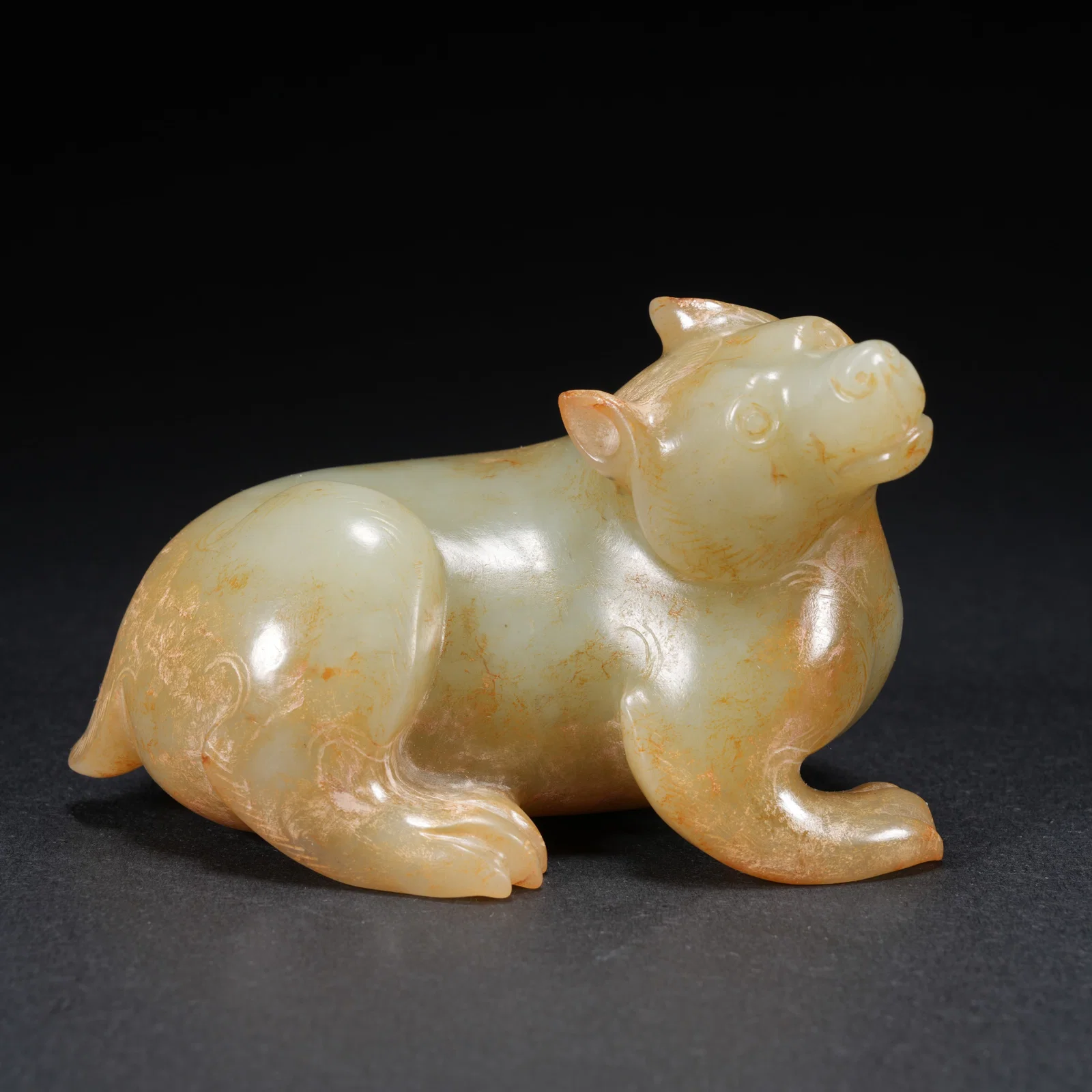 A HETIAN JADE BEAR-SHAPED ORNAMENT