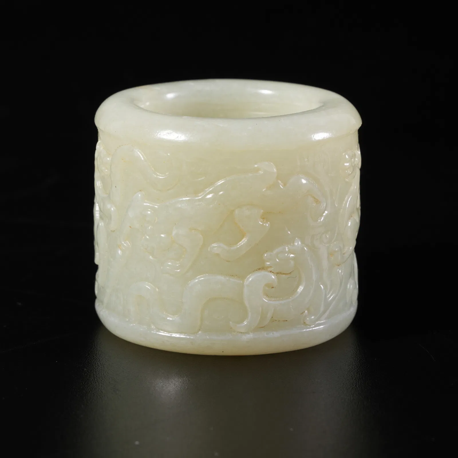 A HETIAN JADE BEAST-PATTERN THUMB RING