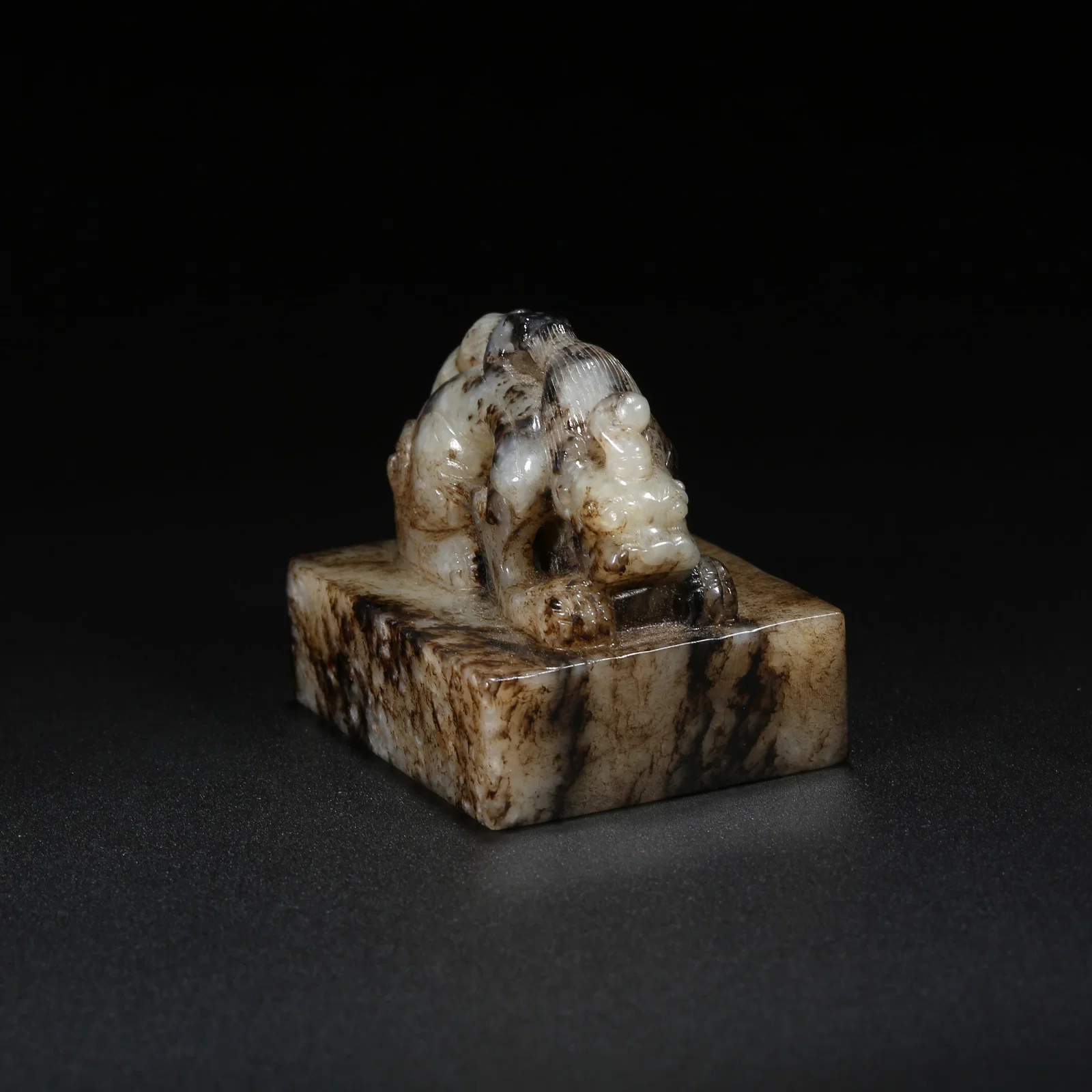 A HETIAN JADE BIXIE KNOB SEAL