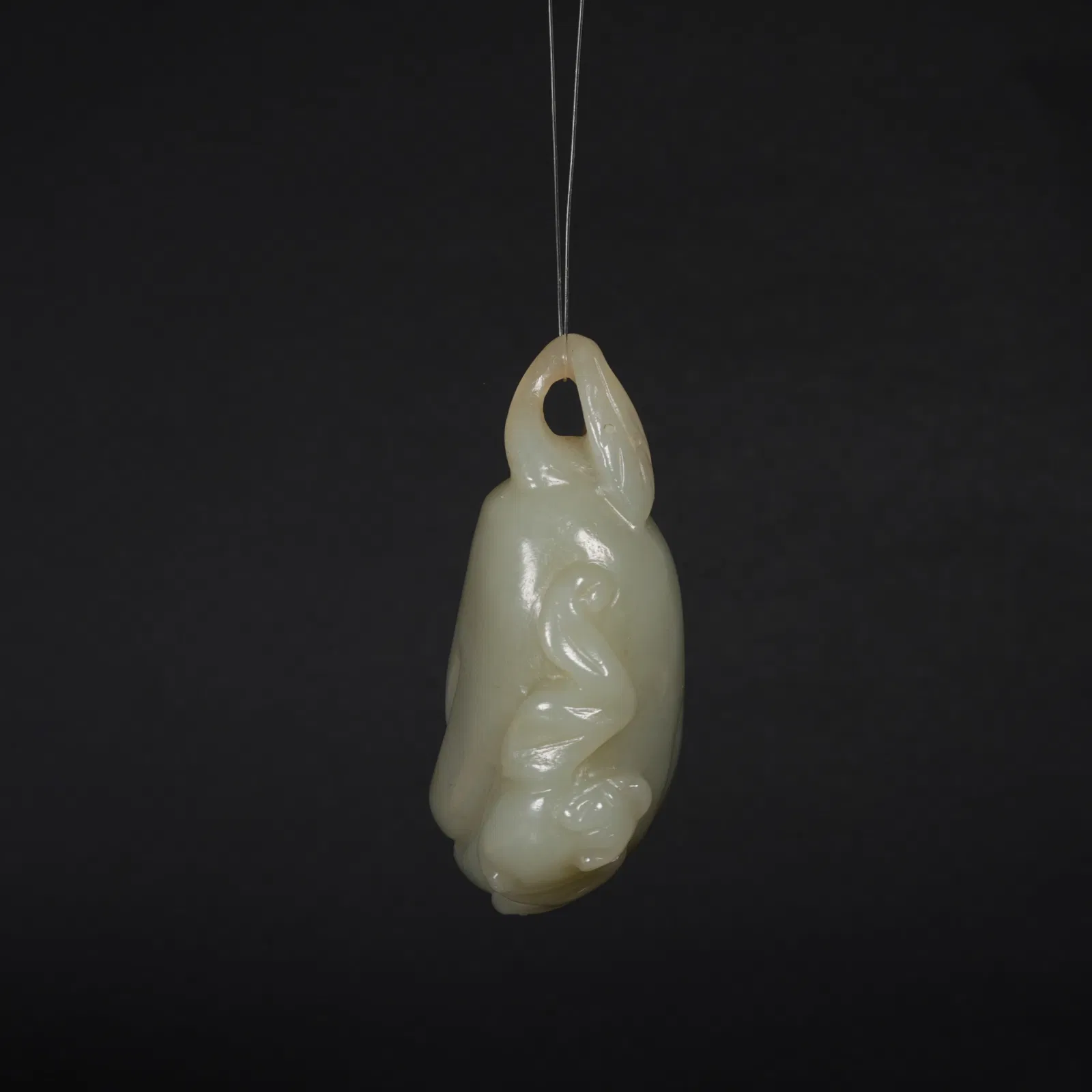 A HETIAN JADE BUDDHA’S HAND CITRON FIGURINE