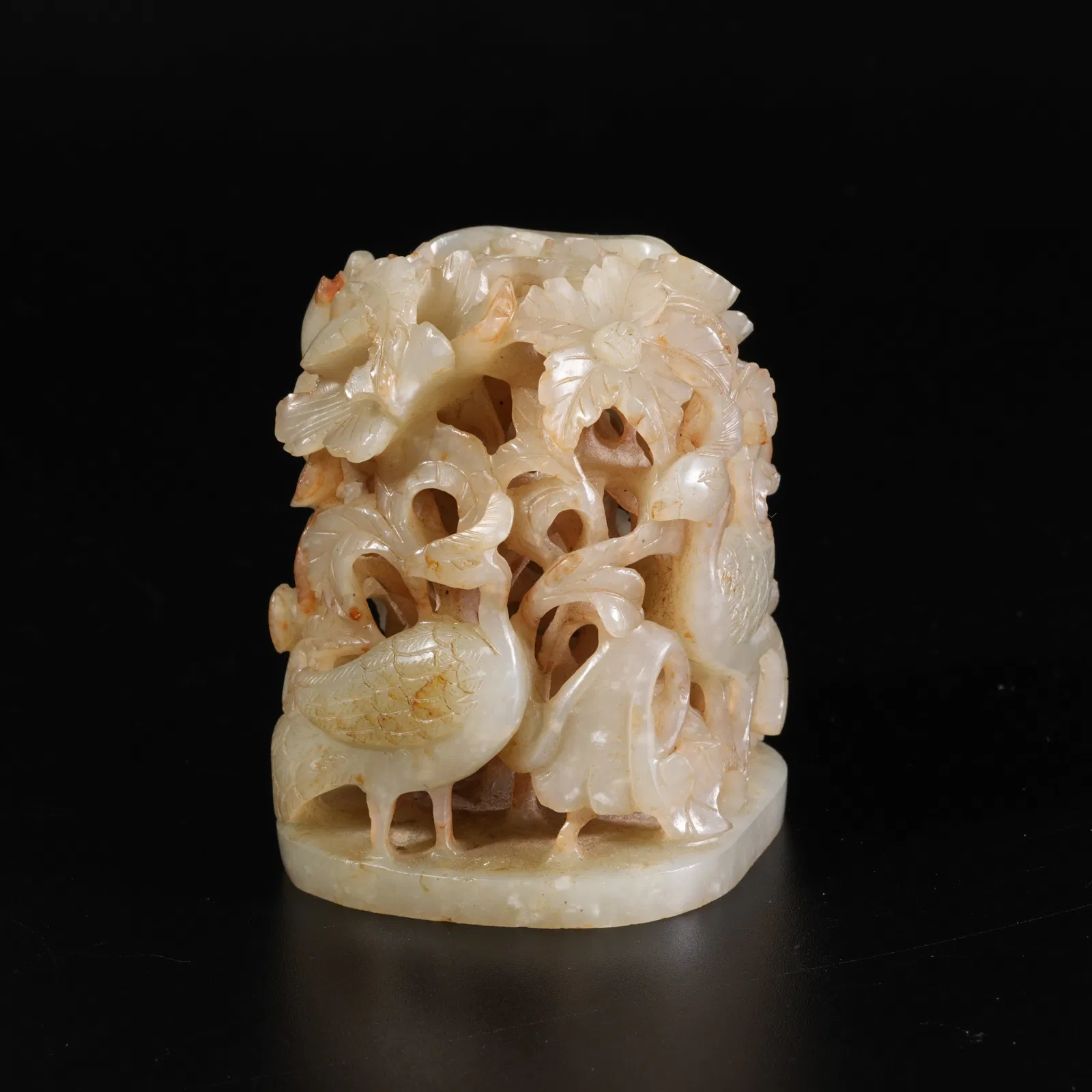 A HETIAN JADE CARVED CRANE-PATTERN HAT FINIAL