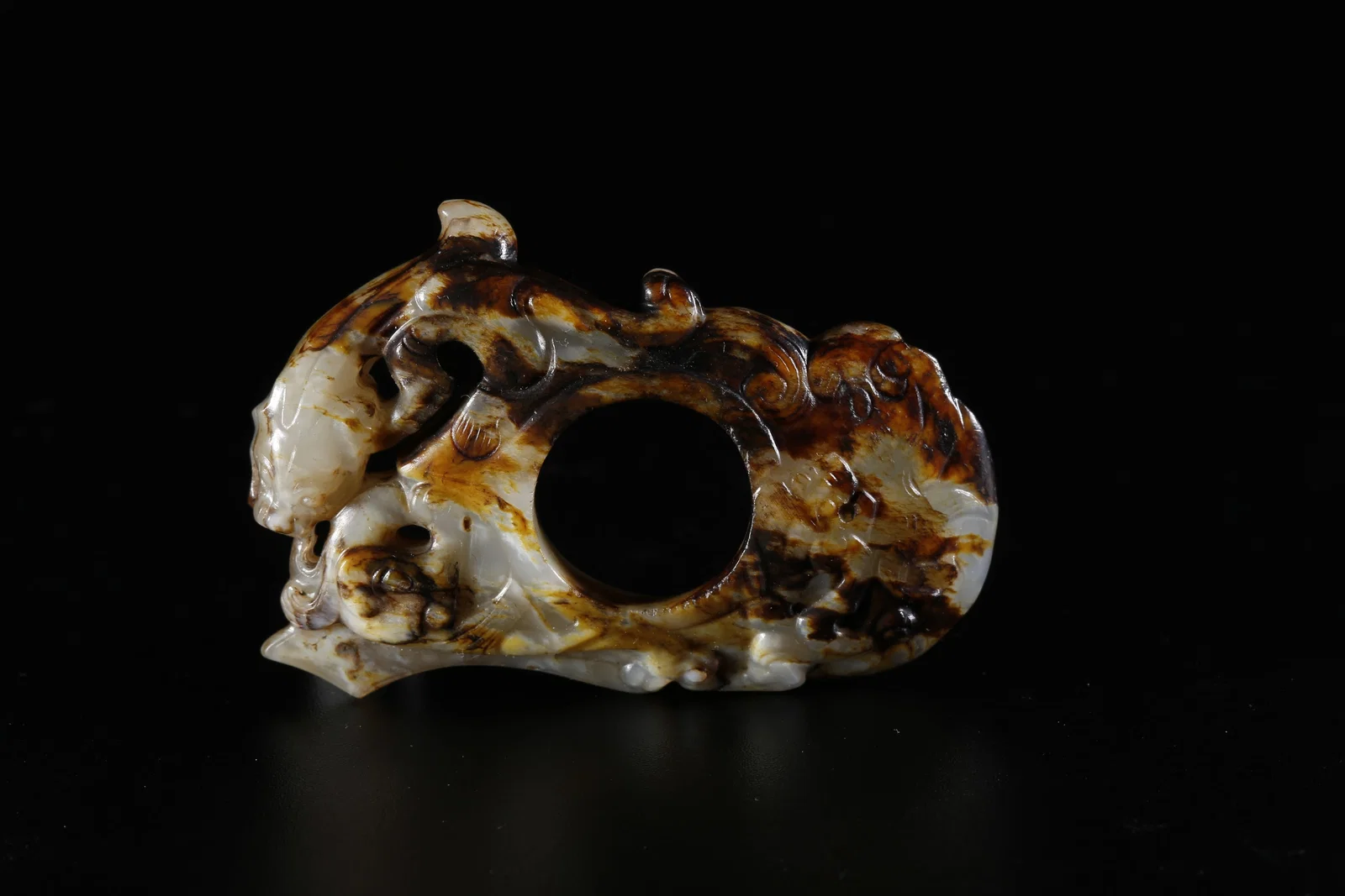 A HETIAN JADE CARVED DRAGON-MOTIF "CHICKEN-HEART" PENDANT