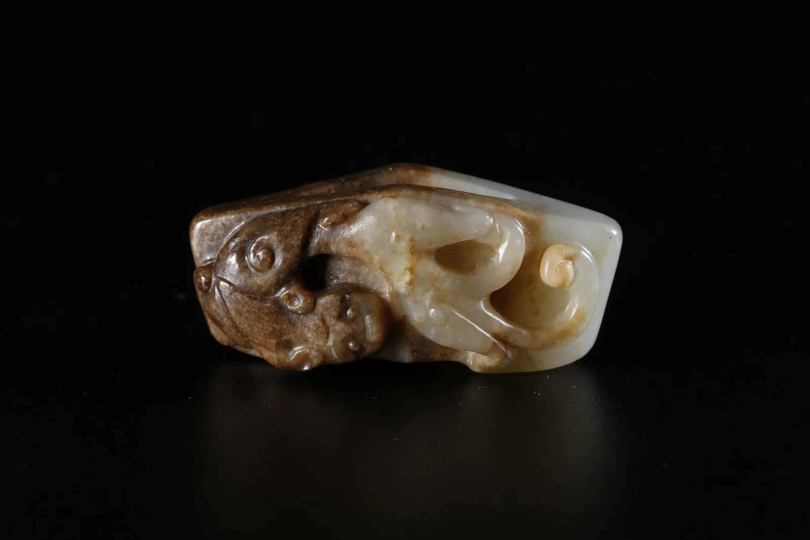 A HETIAN JADE CARVED DRAGON PENDANT