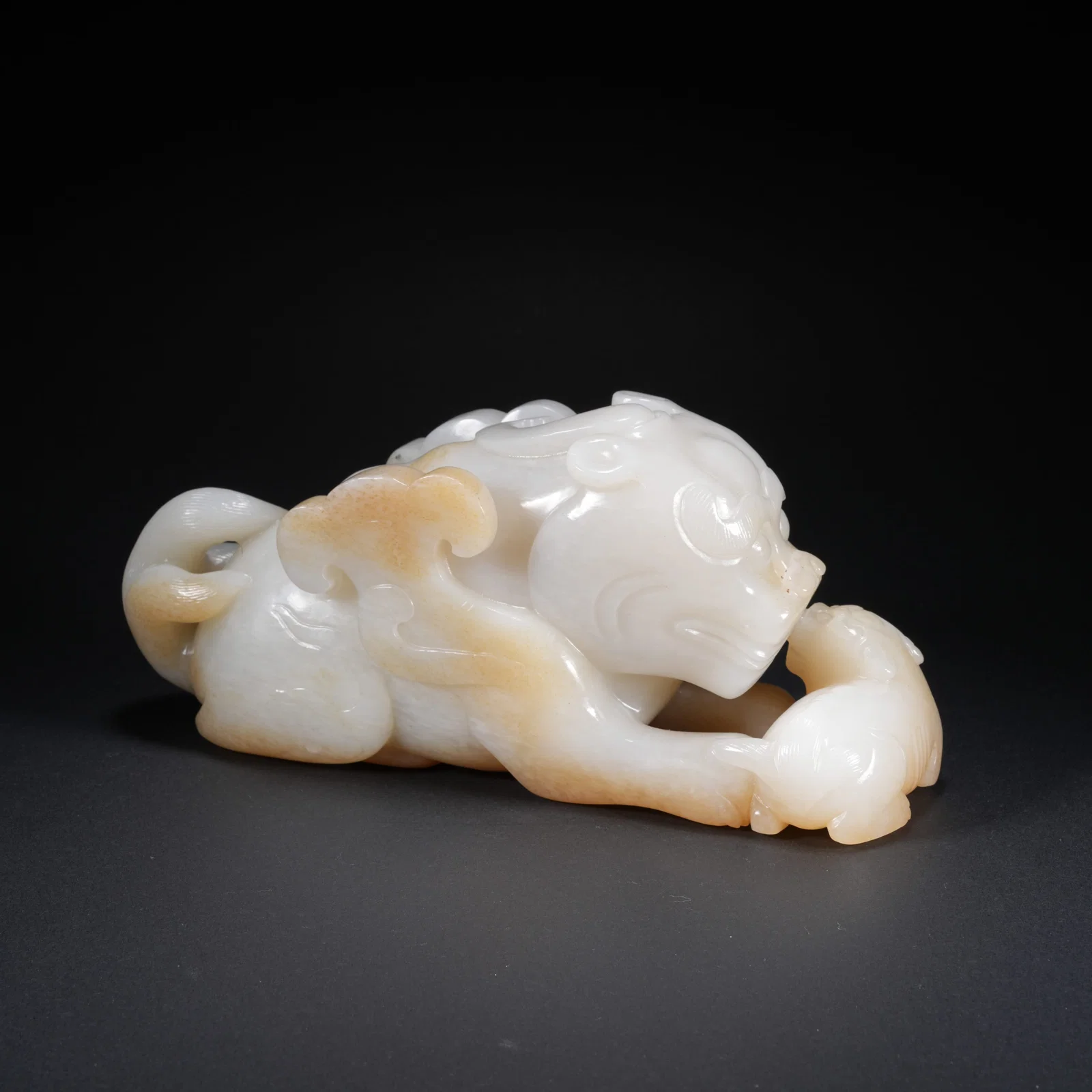 A HETIAN JADE CARVED MOTHER-AND-CHILD ANIMAL FIGURE
