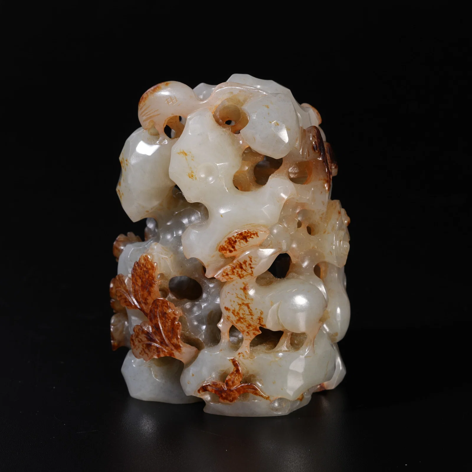 A HETIAN JADE CARVED MOUNTAIN TOP WITH DEER-PATTERN ORNAMENT