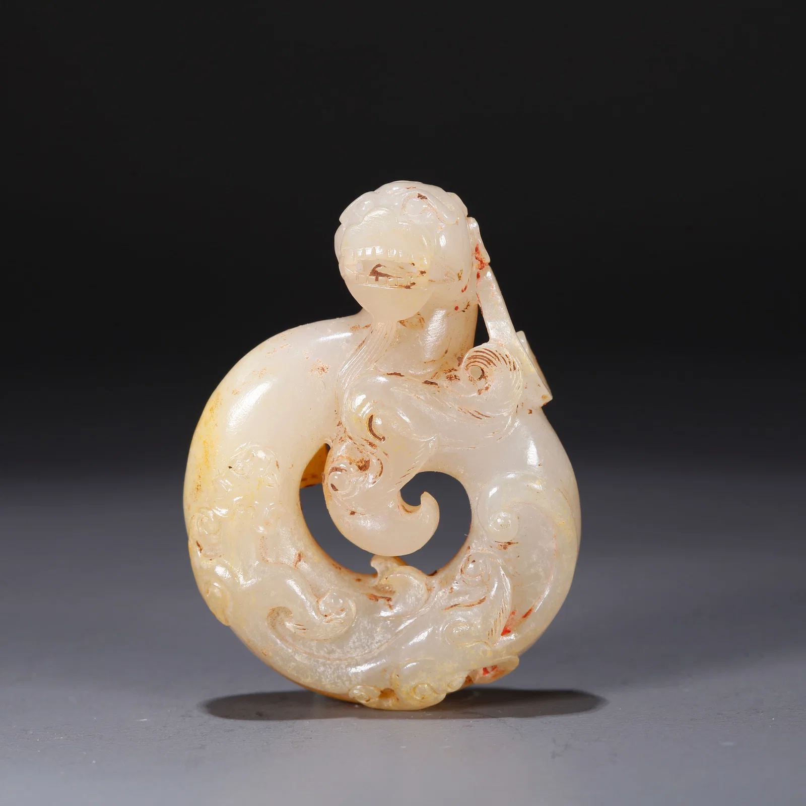 A HETIAN JADE CARVING OF A CHI DRAGON-SHAPED PENDANT