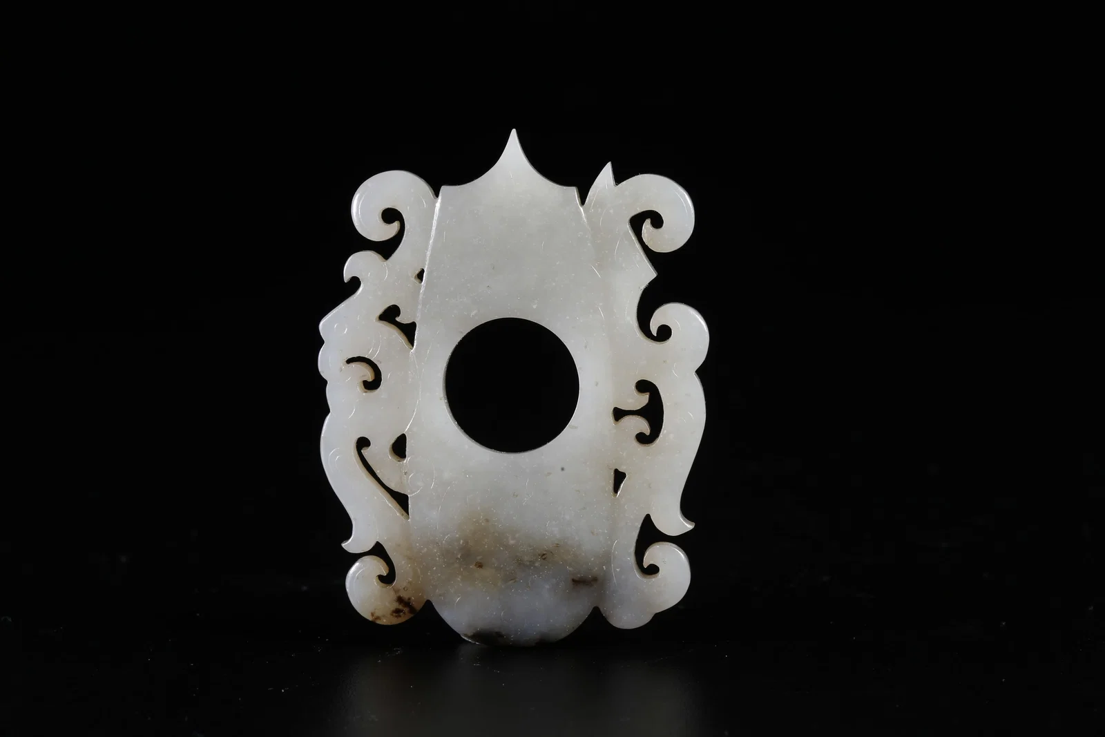 A HETIAN JADE CHICKEN-HEART PENDANT WITH DRAGON AND PHOENIX DECORATION