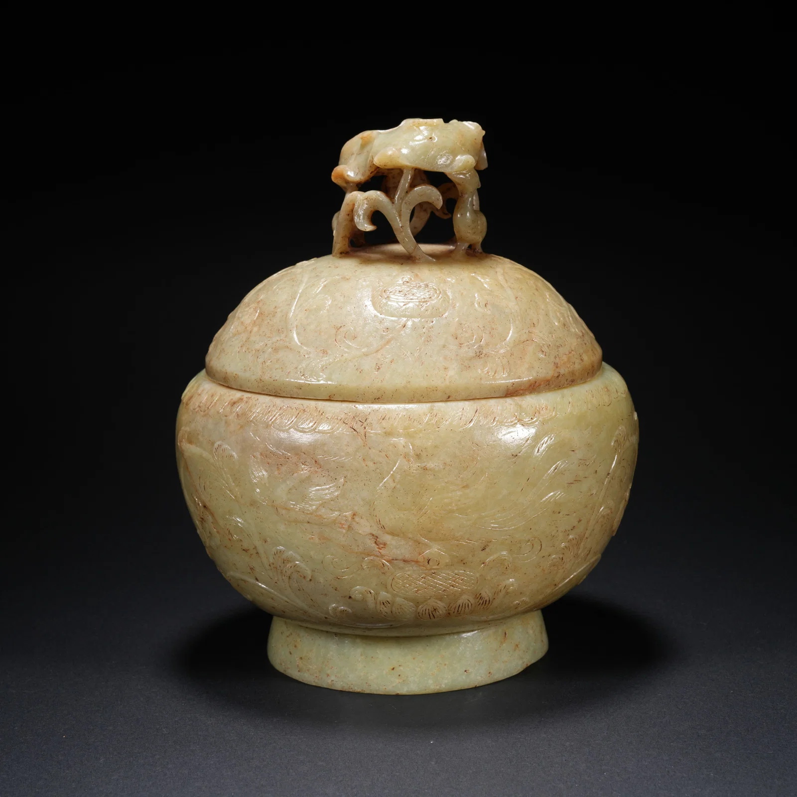 A HETIAN JADE COVERED JAR WITH FLOWER-AND-BIRD MOTIF