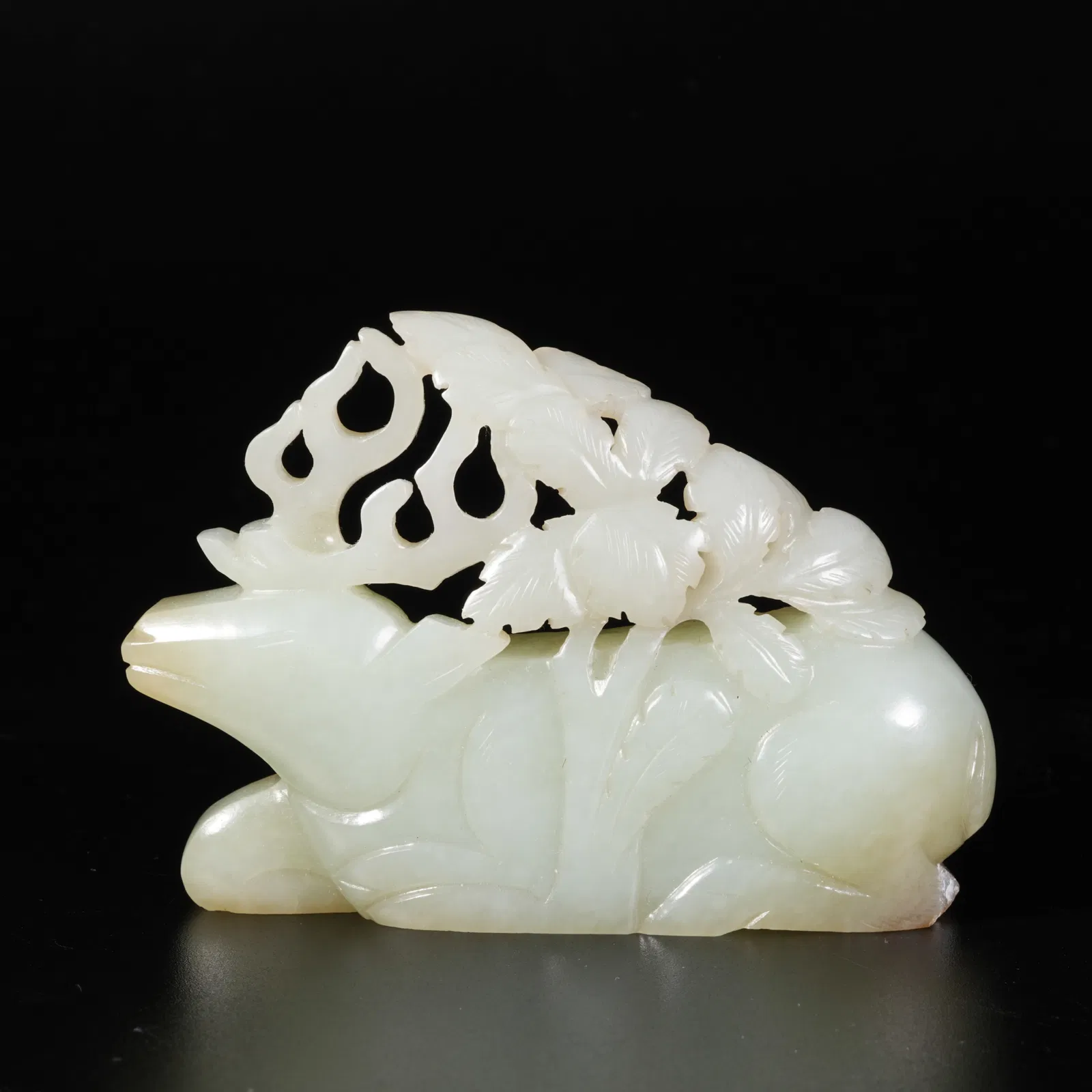 A HETIAN JADE DEER ORNAMENT