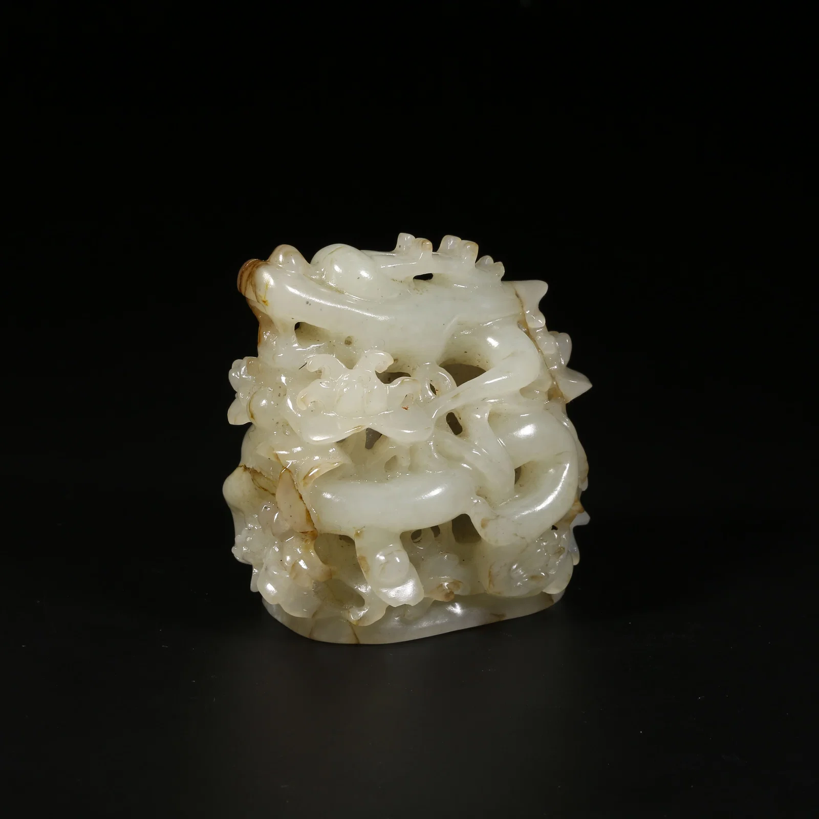A HETIAN JADE DRAGON-KNOB CENSER COVER