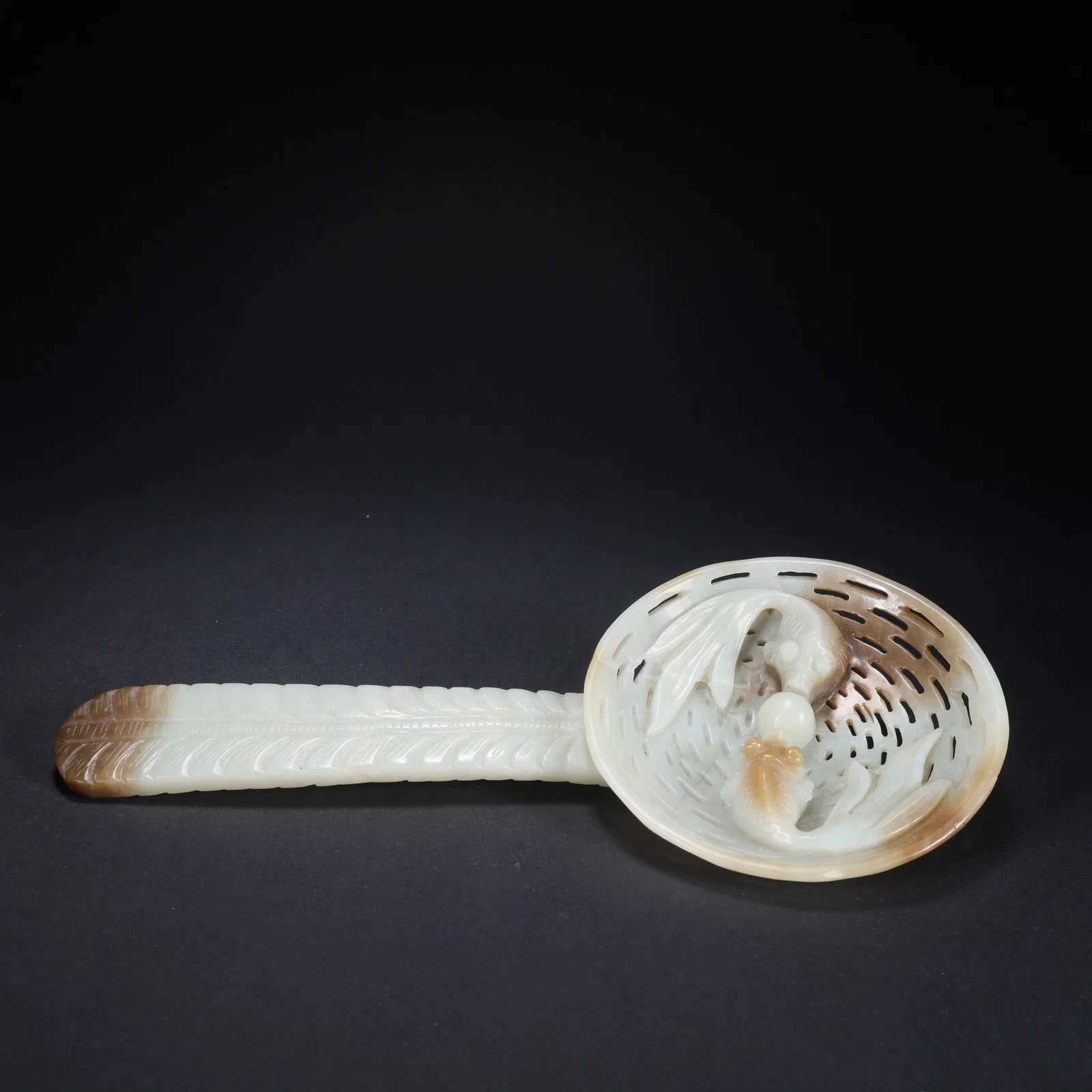 A HETIAN JADE FAN-SHAPED CENSER WITH TWO FISH PLAYING WITH PEARL