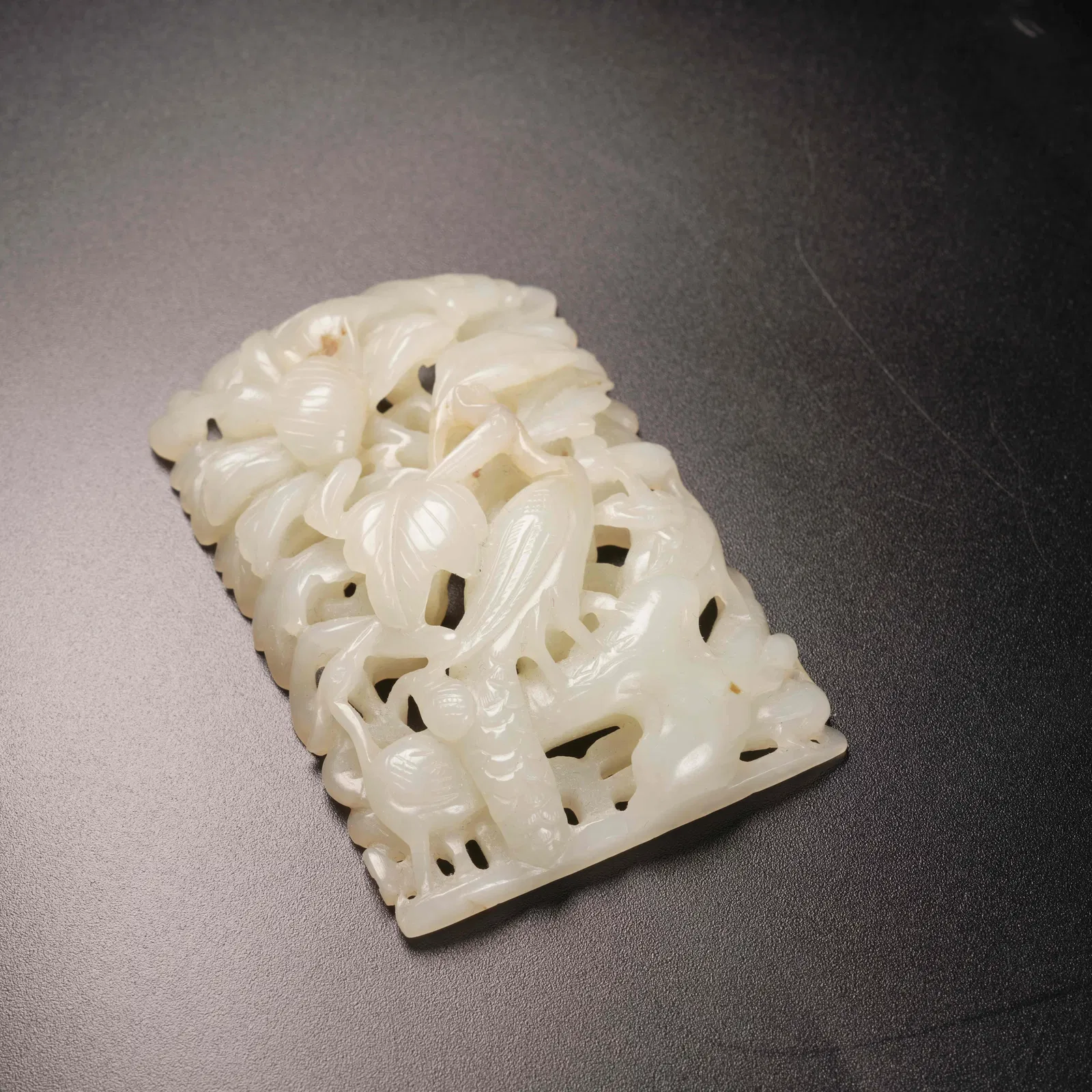 A HETIAN JADE FLORAL-PATTERN BELT ORNAMENT