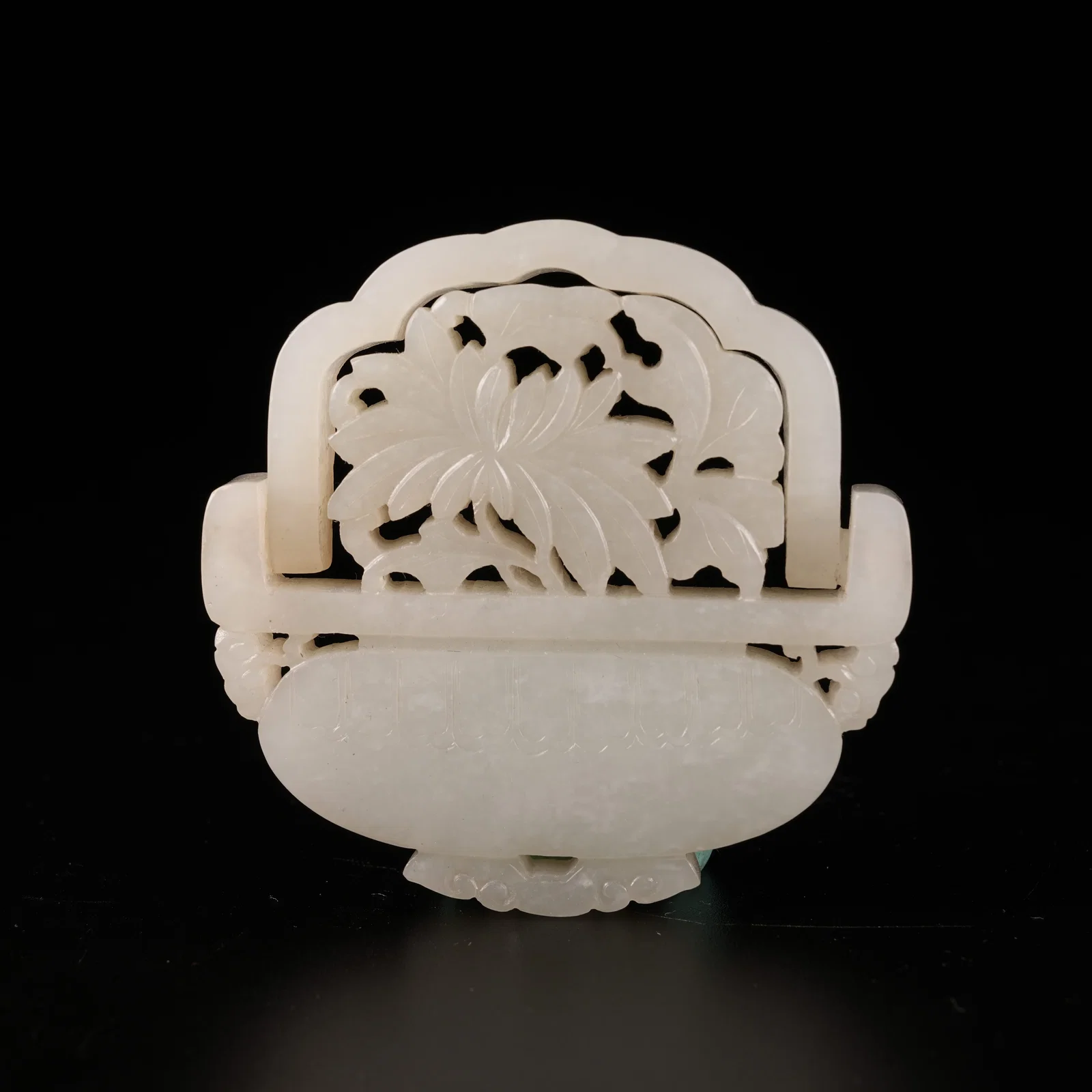 A HETIAN JADE FLOWER BASKET PENDANT