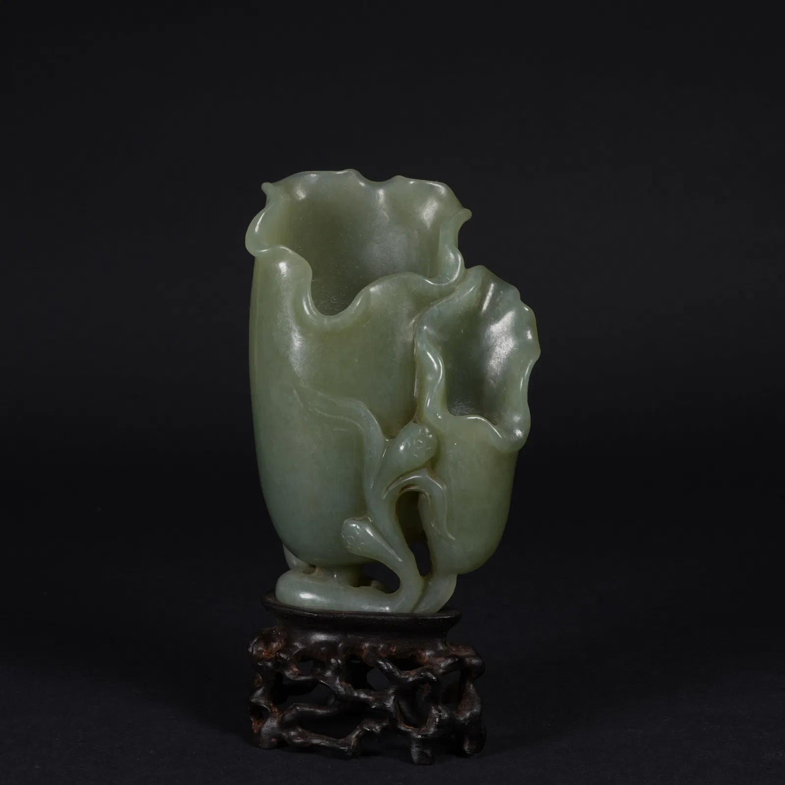 A HETIAN JADE FLOWER VASE INSERT