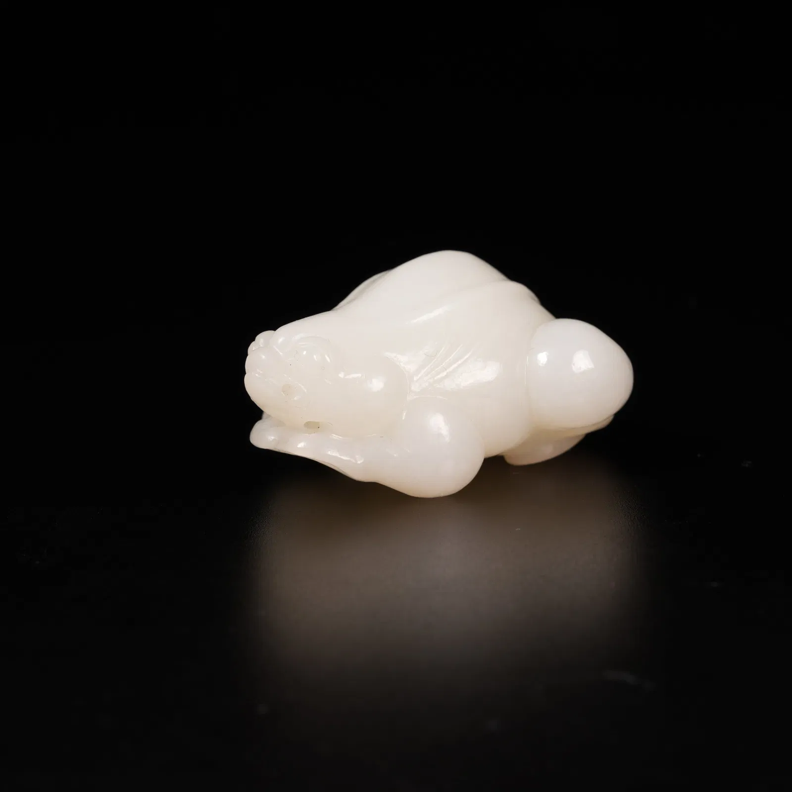 A HETIAN JADE FROG PENDANT