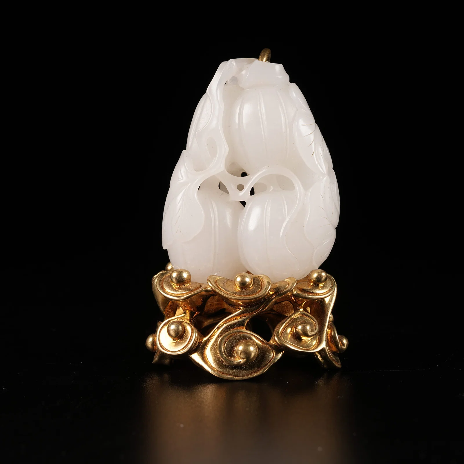 A HETIAN JADE GOURD-AND-BUTTERFLY PENDANT