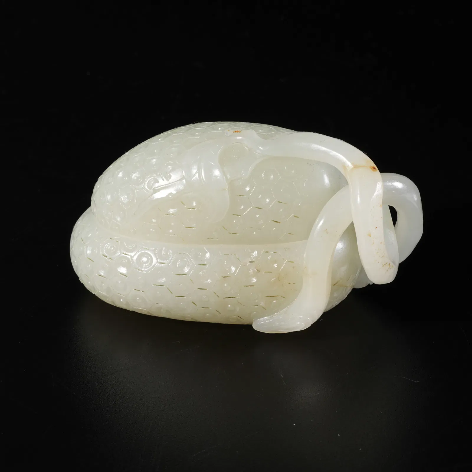 A HETIAN JADE GOURD-AND-FRUIT COVERED BOX