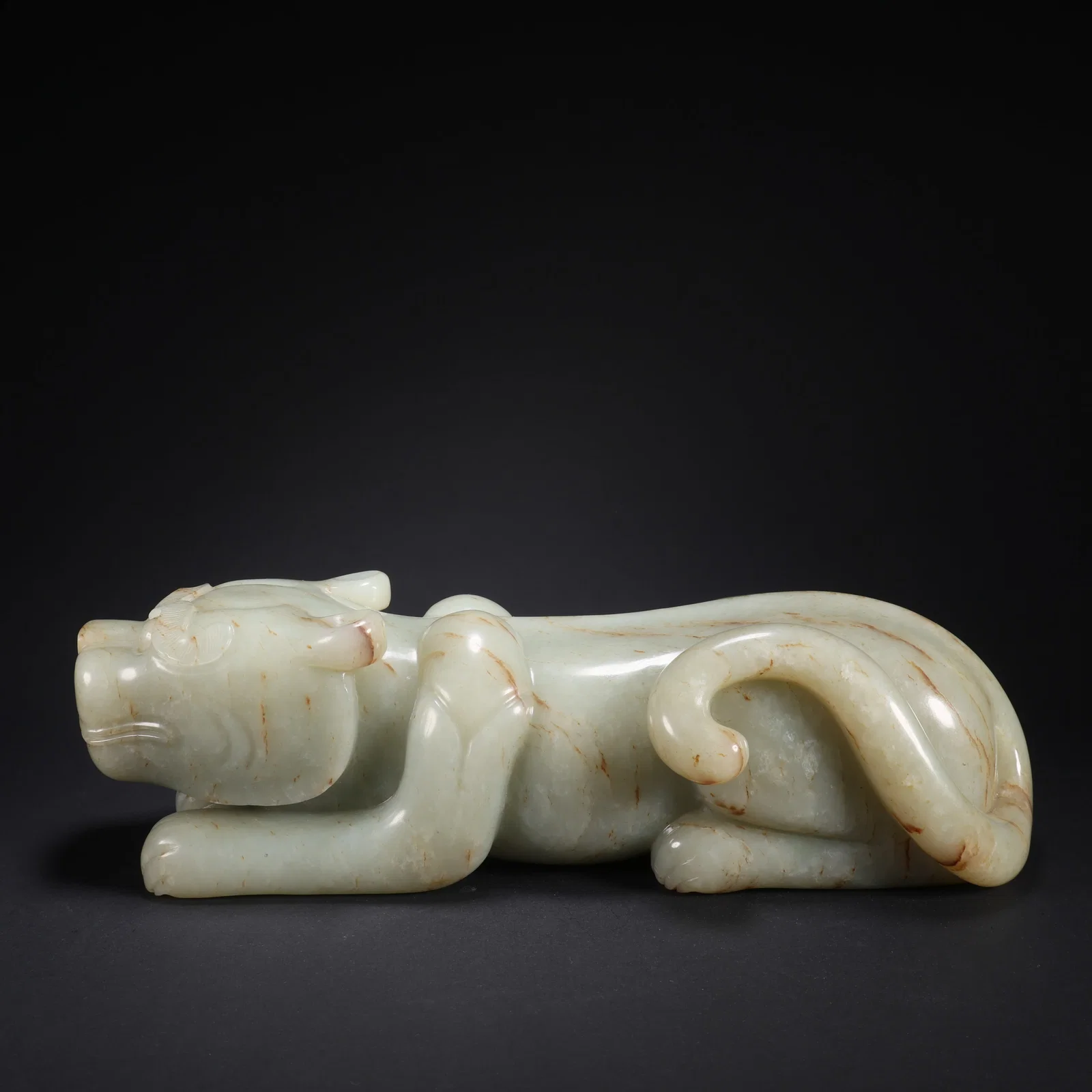A HETIAN JADE LARGE CRAWLING BEAST