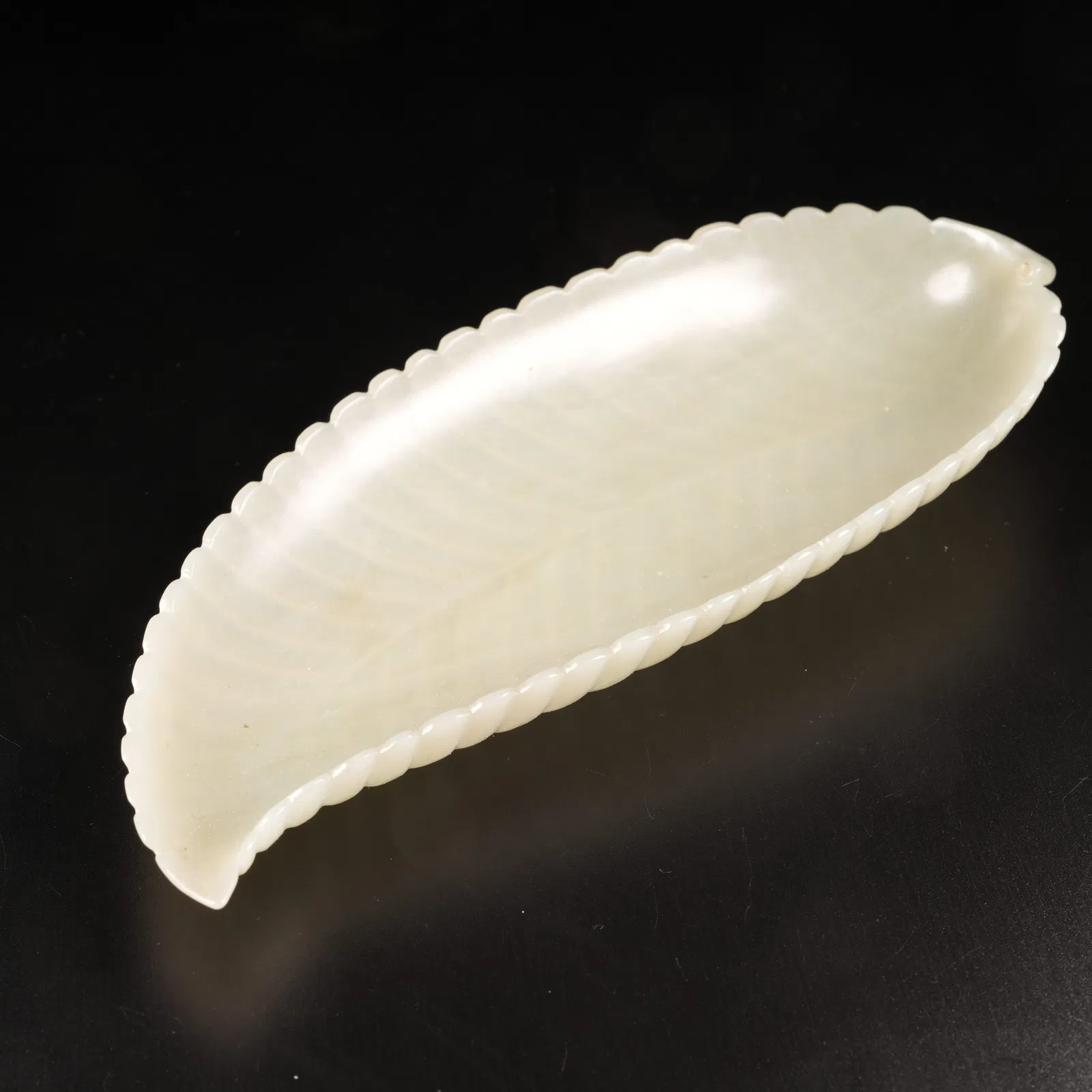A HETIAN JADE LEAF-SHAPED WATER BASIN