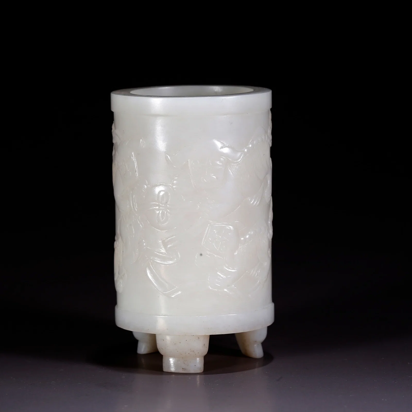 A HETIAN JADE LION ROLLING EMBROIDERED BALL BRUSH HOLDER