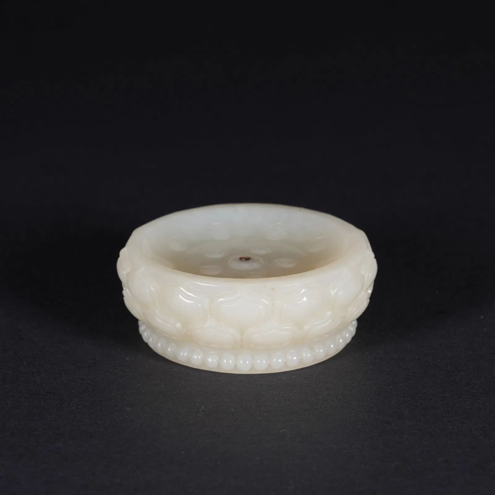 A HETIAN JADE LOTUS MOTIF INCENSE HOLDER