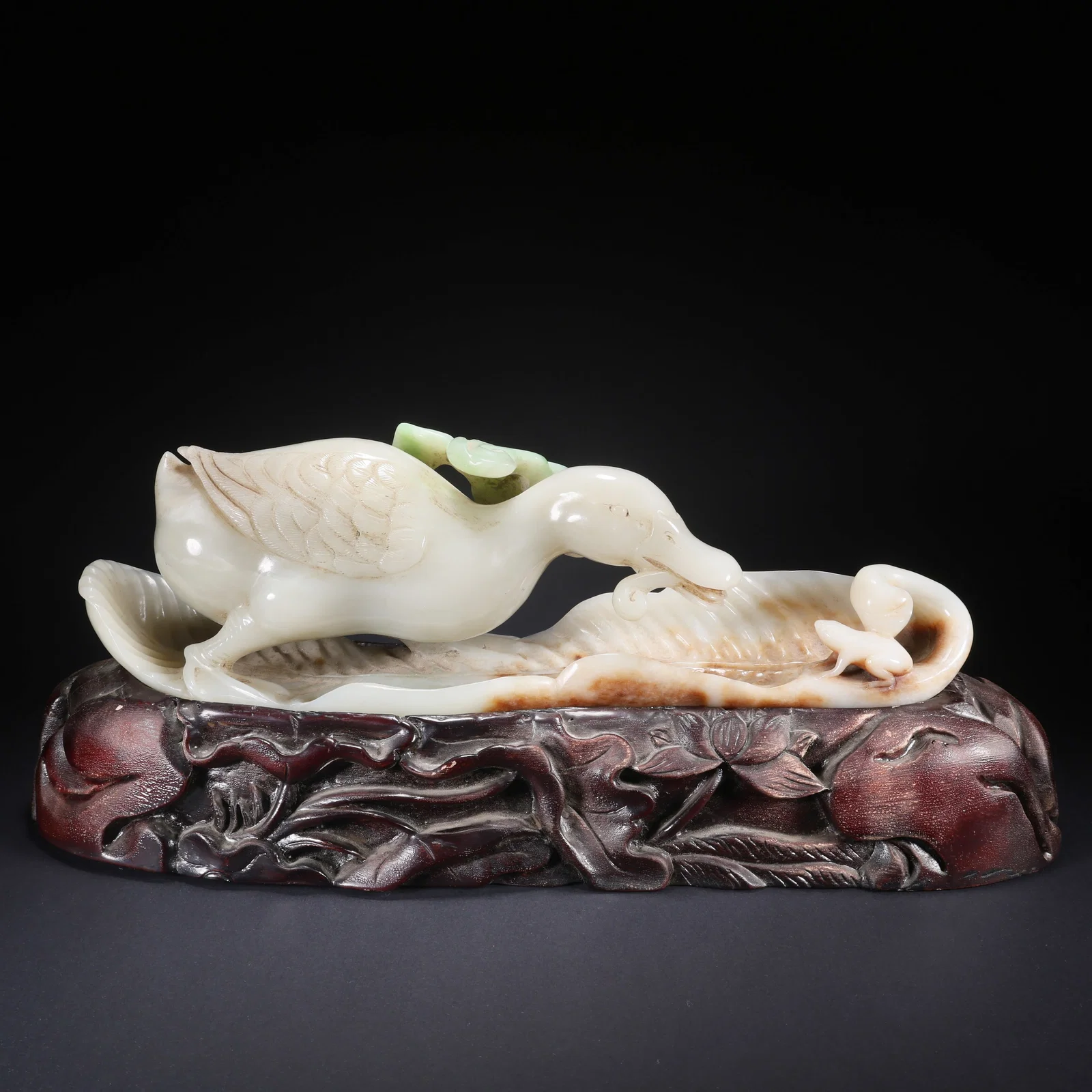 A HETIAN JADE MANDARIN DUCKS PLAYING WITH FROG ORNAMENT ON WOODEN BASE