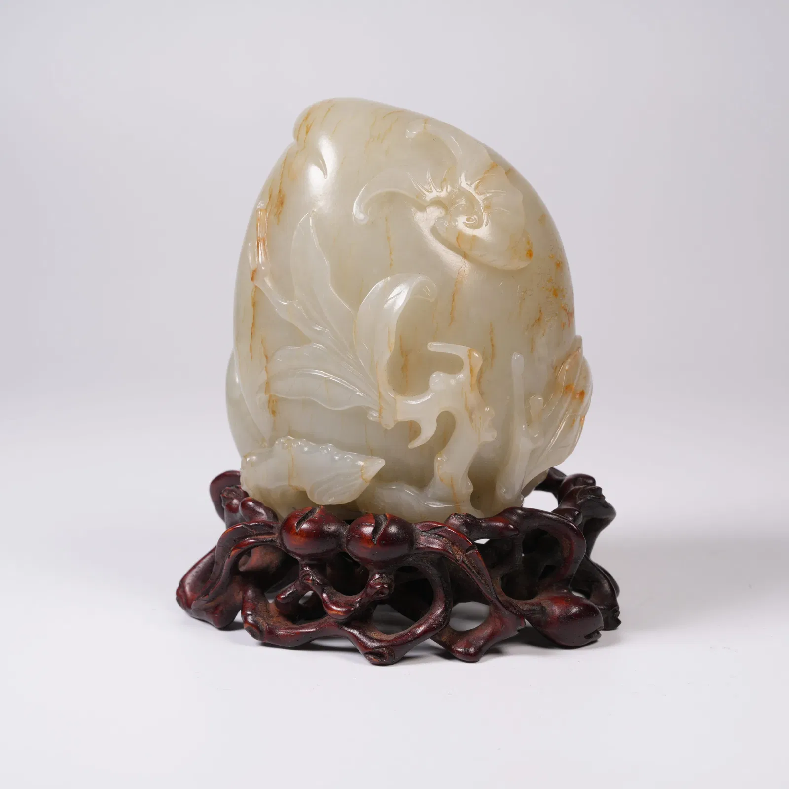 A HETIAN JADE PEACH-OF-LONGEVITY ORNAMENT