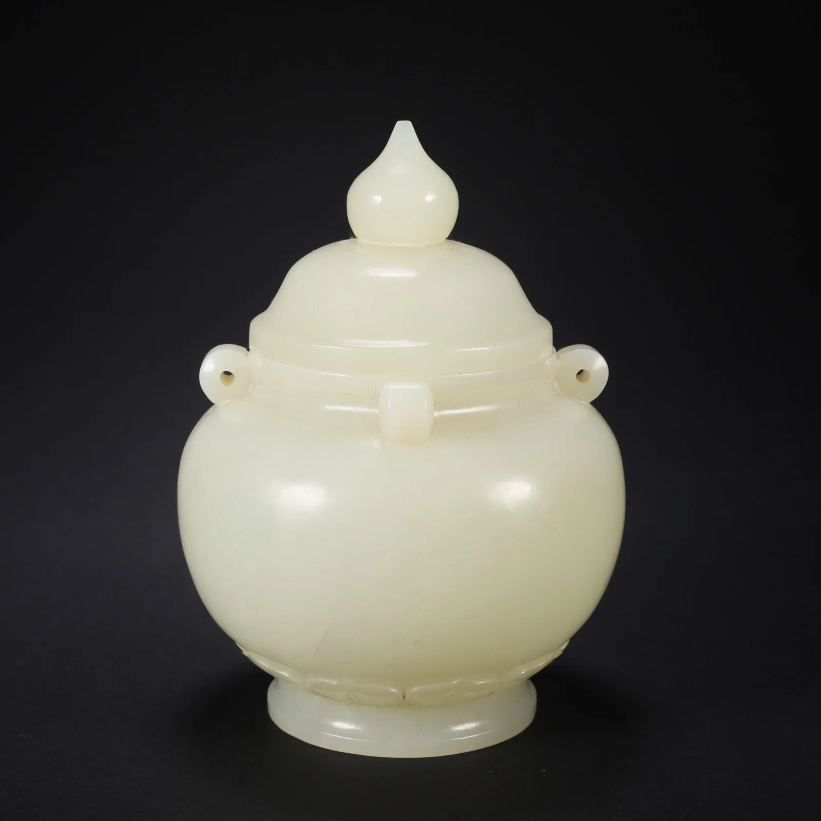 A HETIAN JADE PLAIN FOUR-EARED COVERED JAR