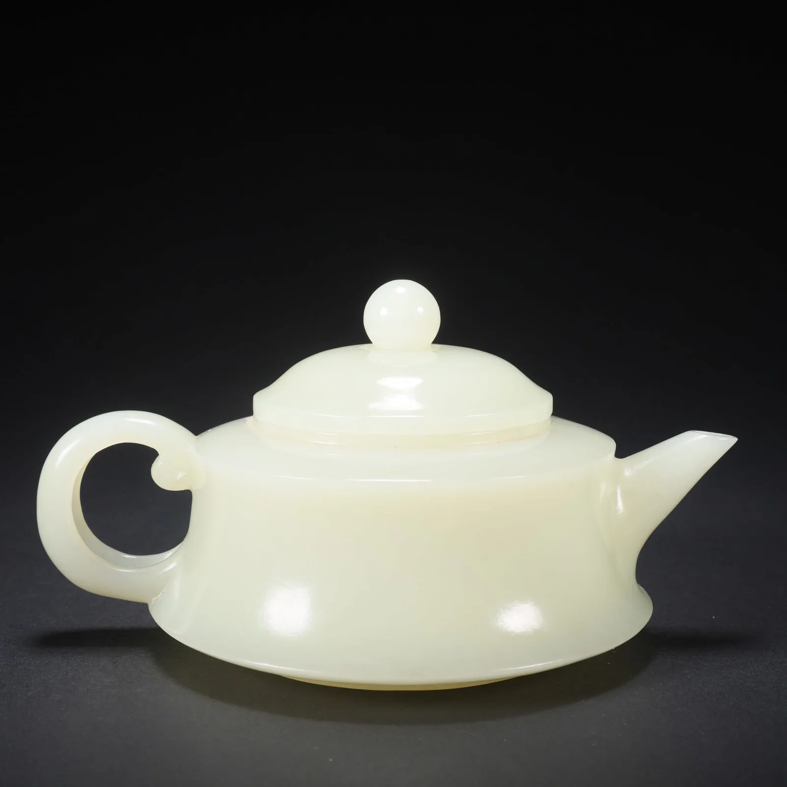 A HETIAN JADE PLAIN TEAPOT
