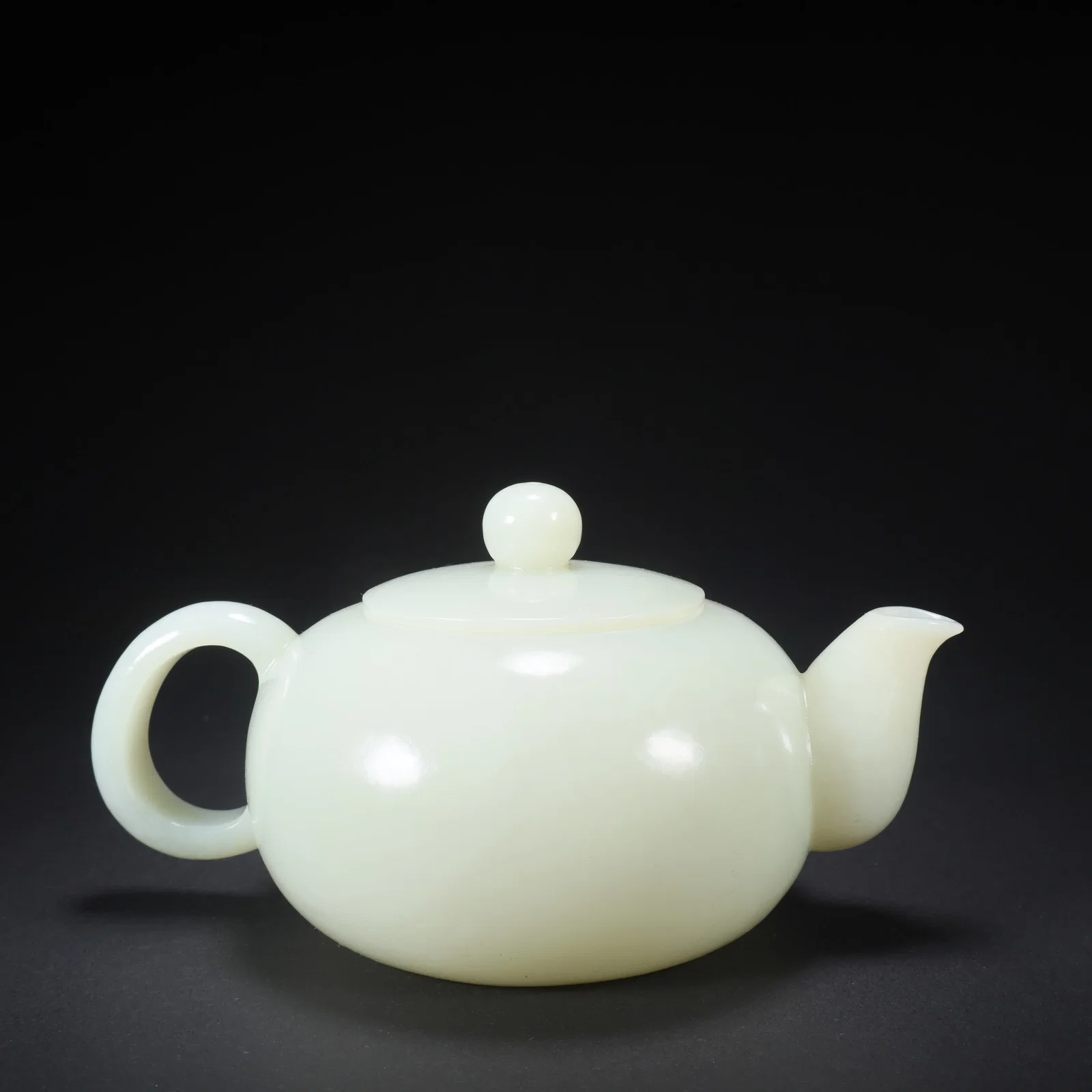 A HETIAN JADE PLAIN WINE VESSEL