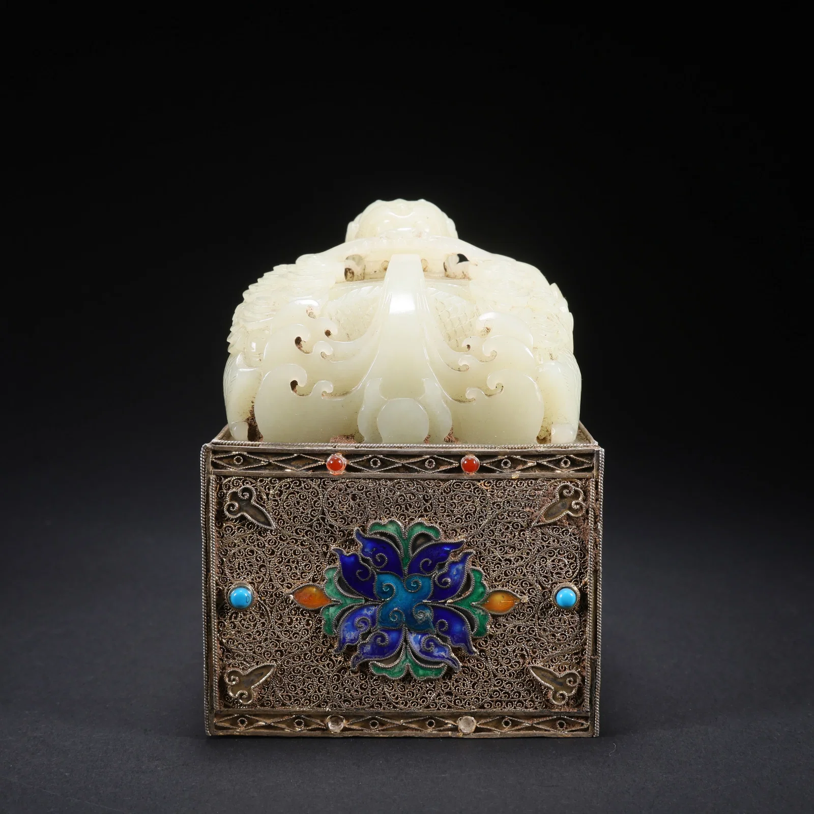 A HETIAN JADE SEAL WITH DRAGON KNOB, SILVER-GILT CLOISONNÉ ENAMEL