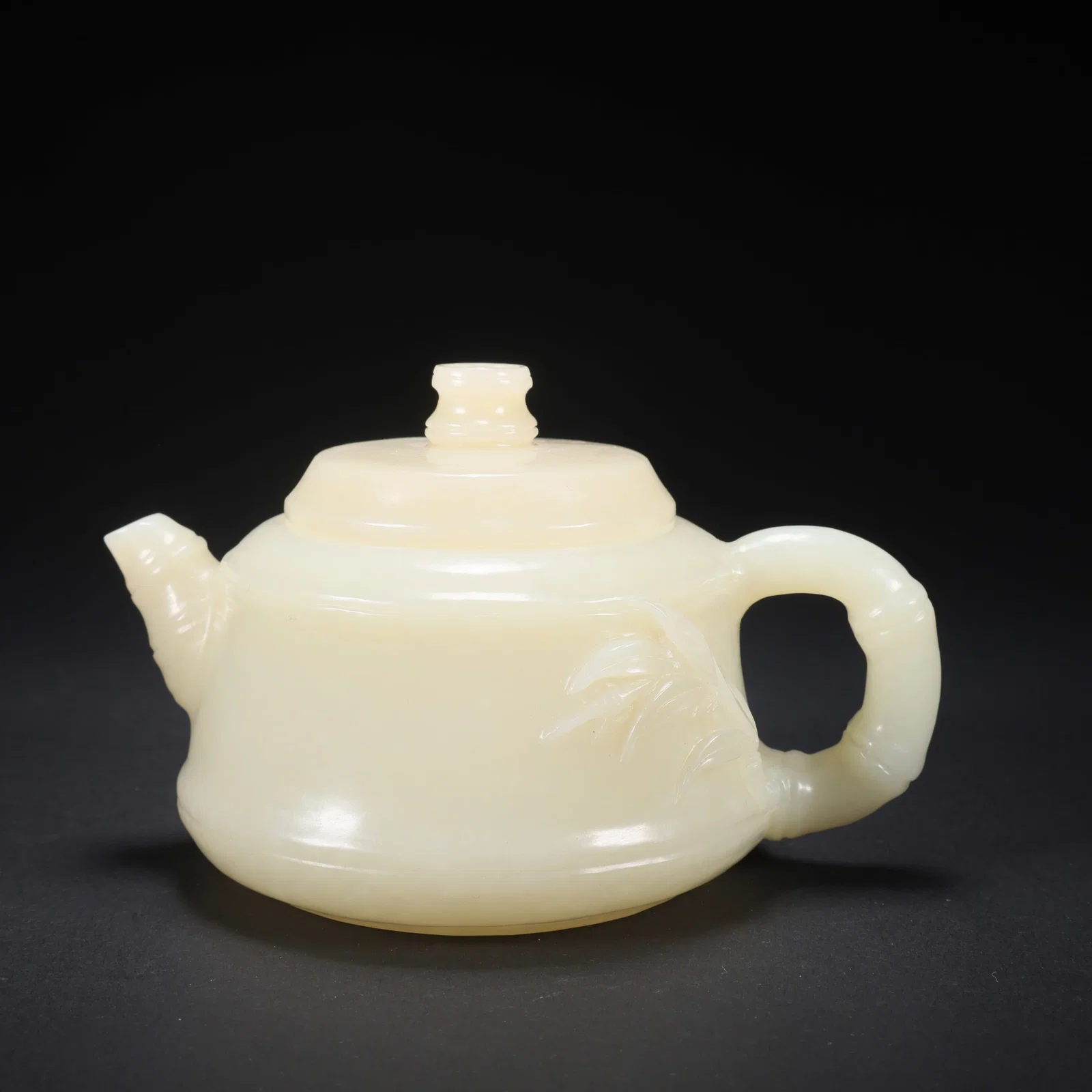 A HETIAN JADE SLIGHTLY LARGER BAMBOO-JOINT WINE VESSEL