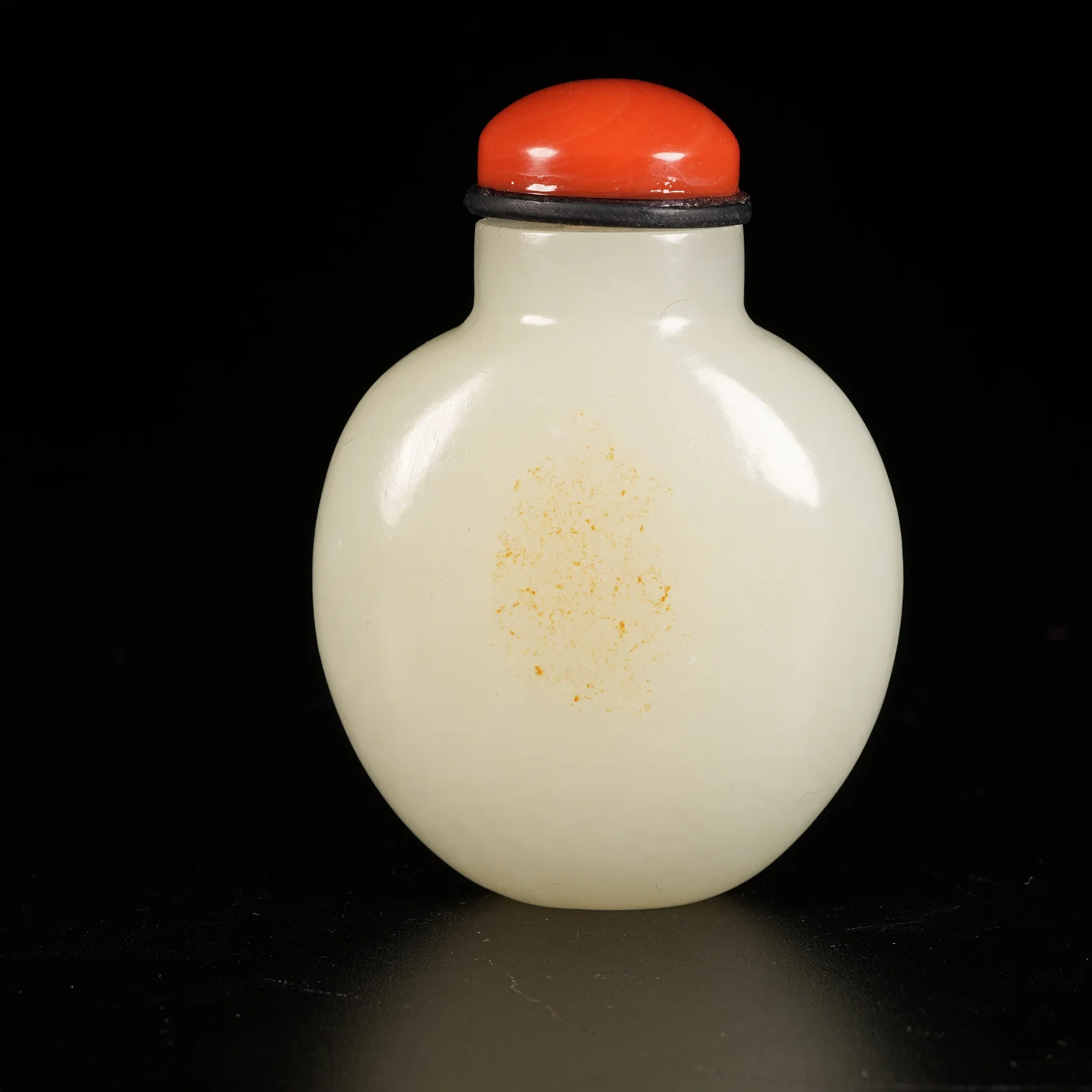 A HETIAN JADE SNUFF BOTTLE