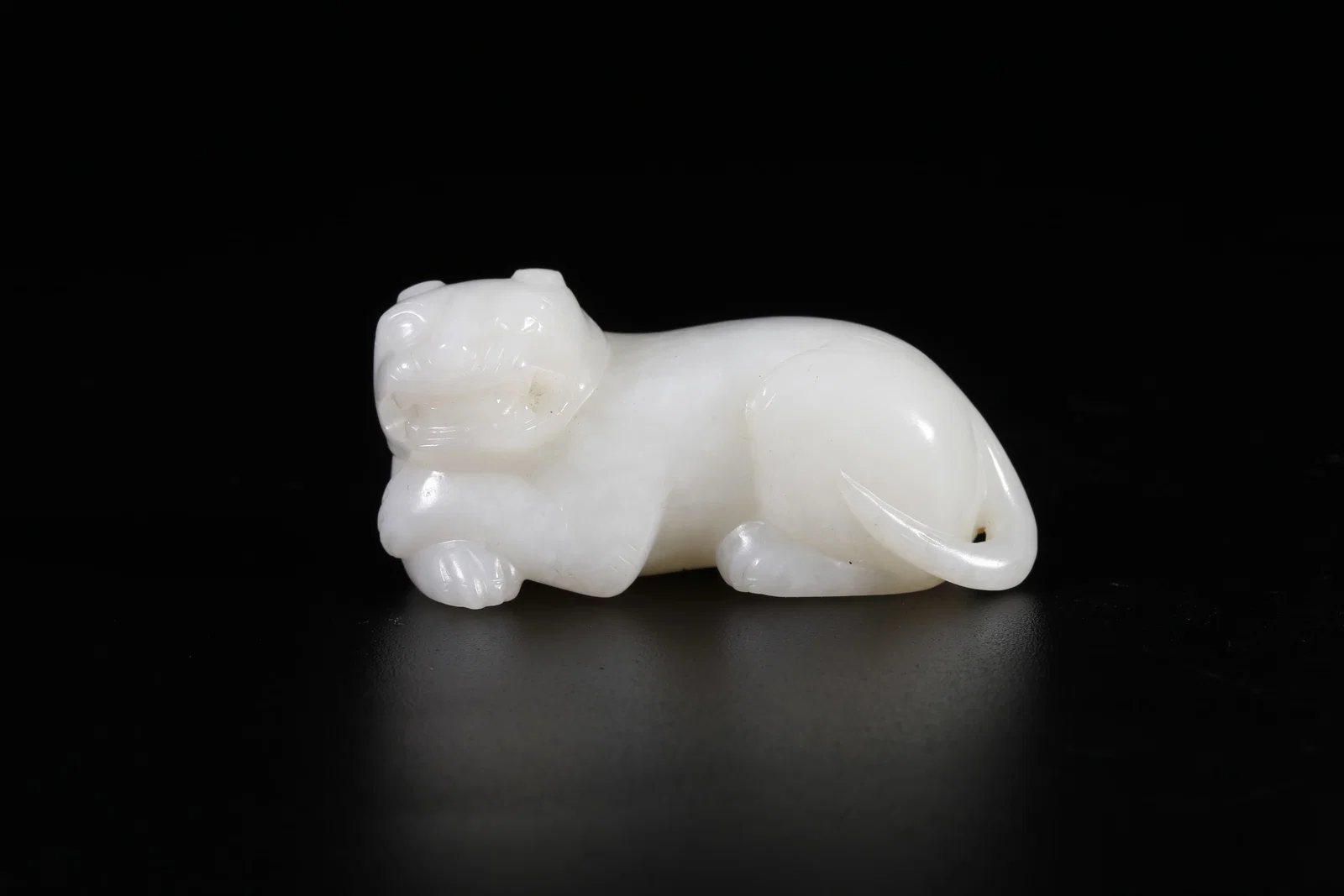 A HETIAN JADE TIGER ORNAMENT