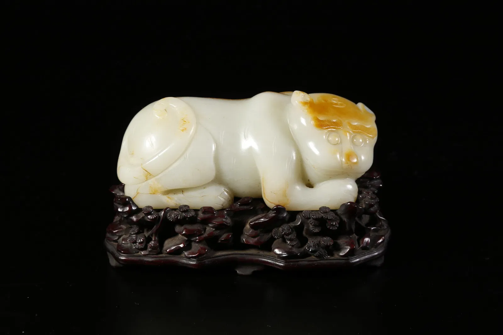 A HETIAN JADE TIGER-SHAPED ORNAMENT