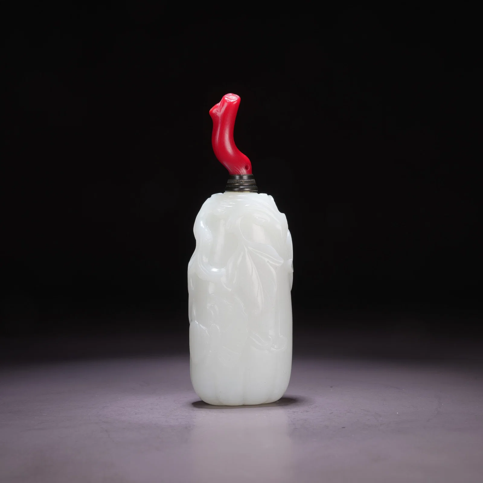 A HETIAN WHITE JADE SNUFF BOTTLE WITH FLORAL MOTIFS