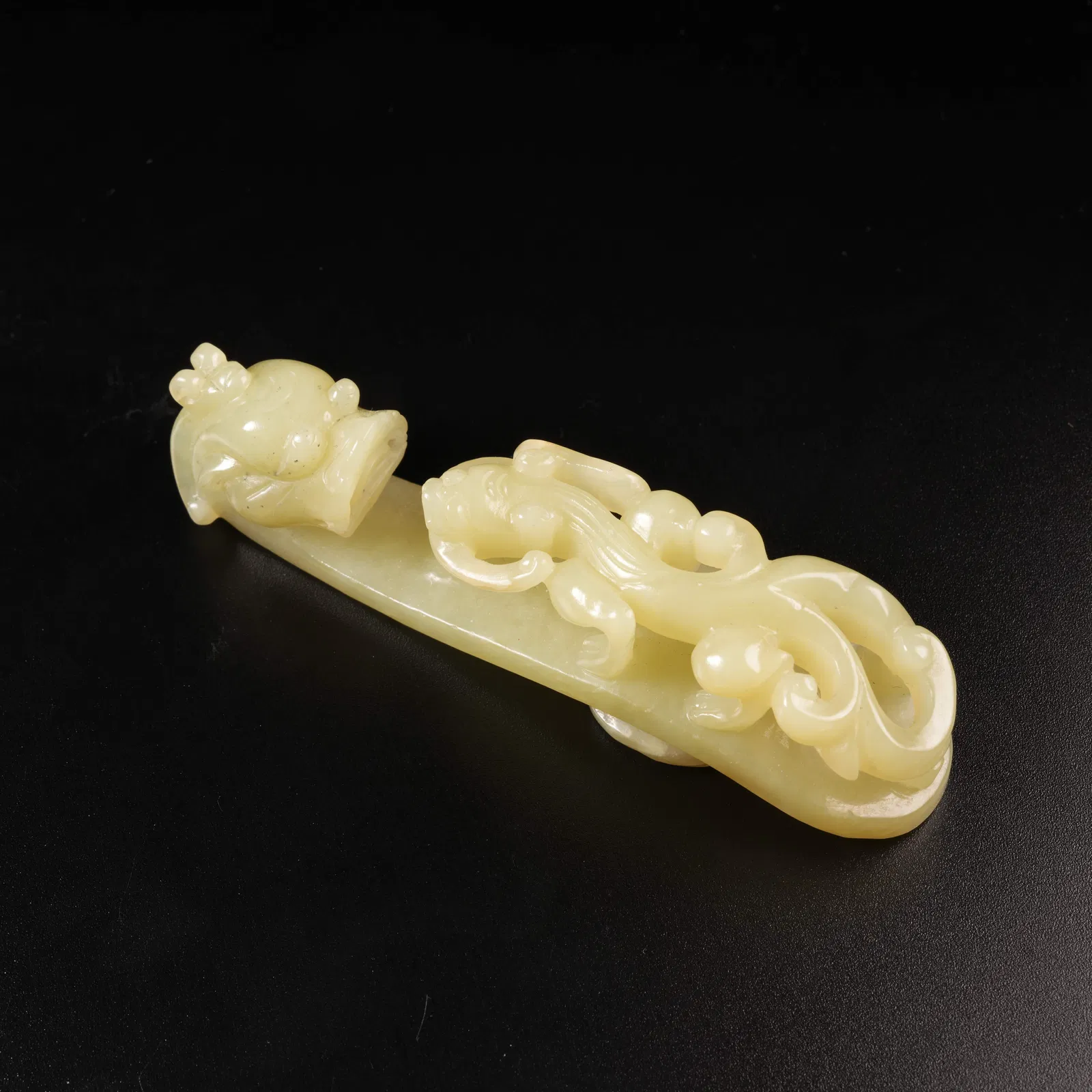 A HETIAN YELLOW JADE CHI-DRAGON BELT HOOK