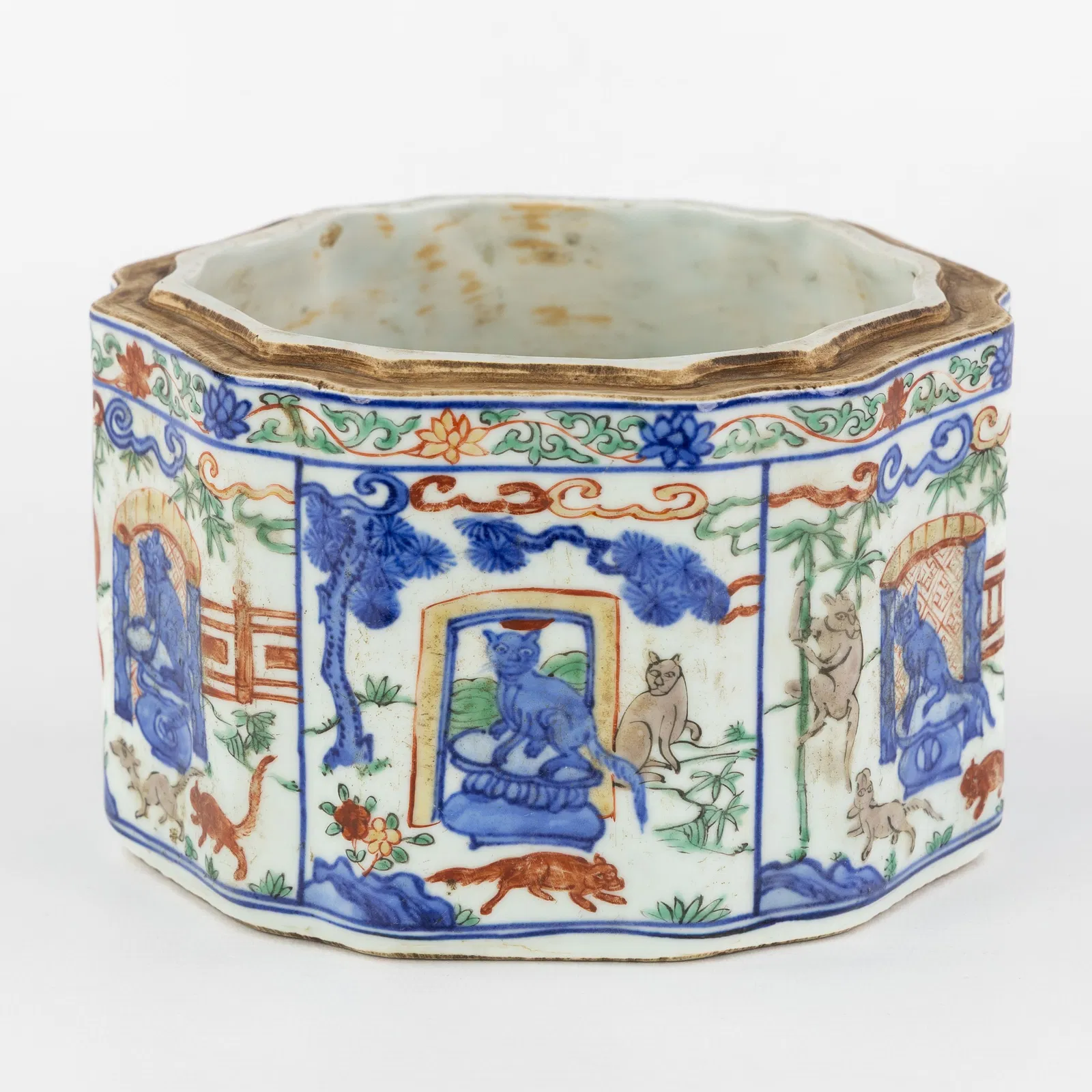 A Hexagonal Lobed Wucai box or bowl, decorated with Cats, probably Wanli.