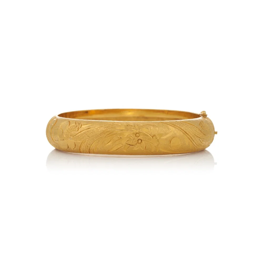 A HIGH KARAT GOLD BANGLE BRACELET
