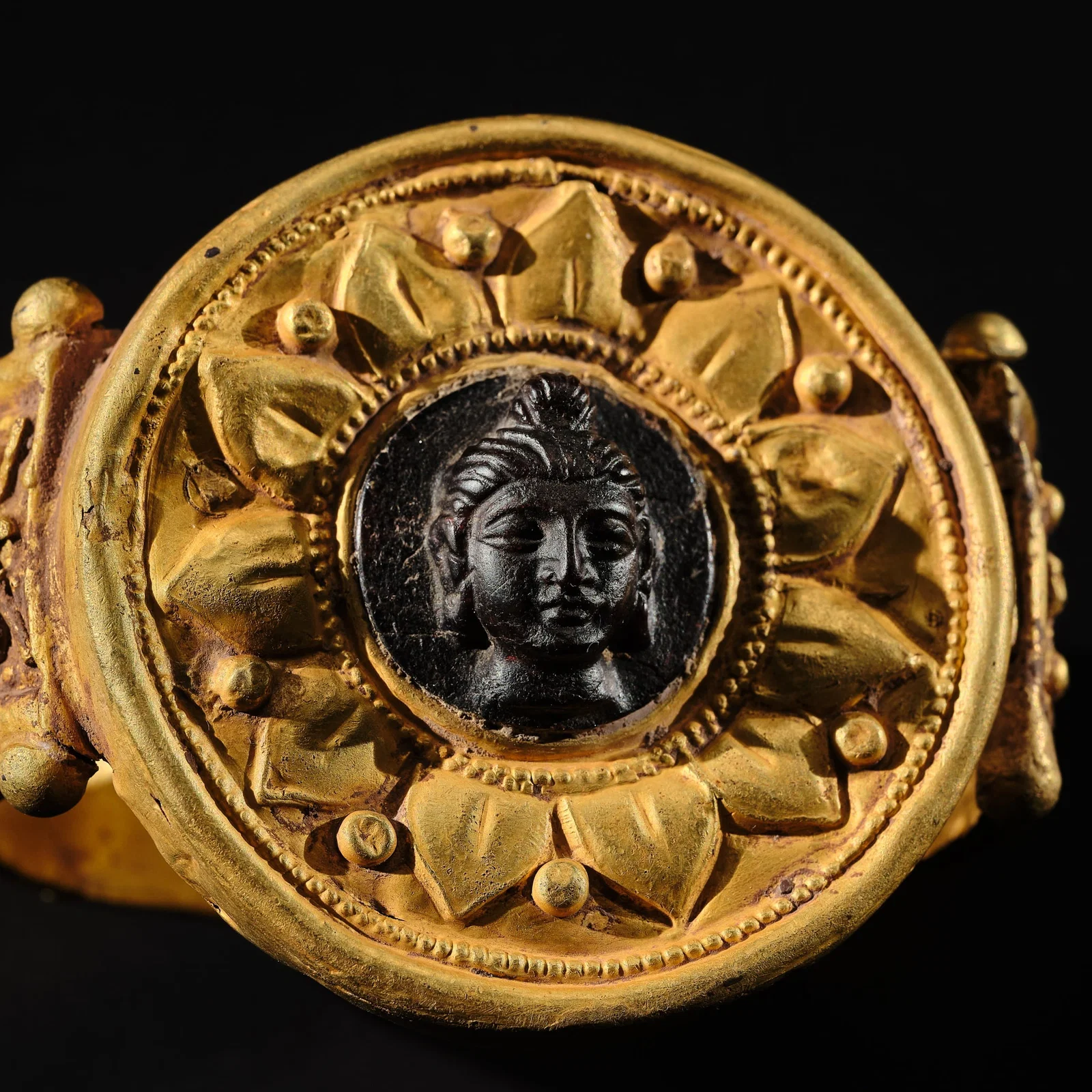 A HIGHLY IMPORTANT GOLD AND GLASS 'BUDDHA SHAKYAMUNI' BRACELET, ANCIENT REGION OF GANDHARA, PROBABLY