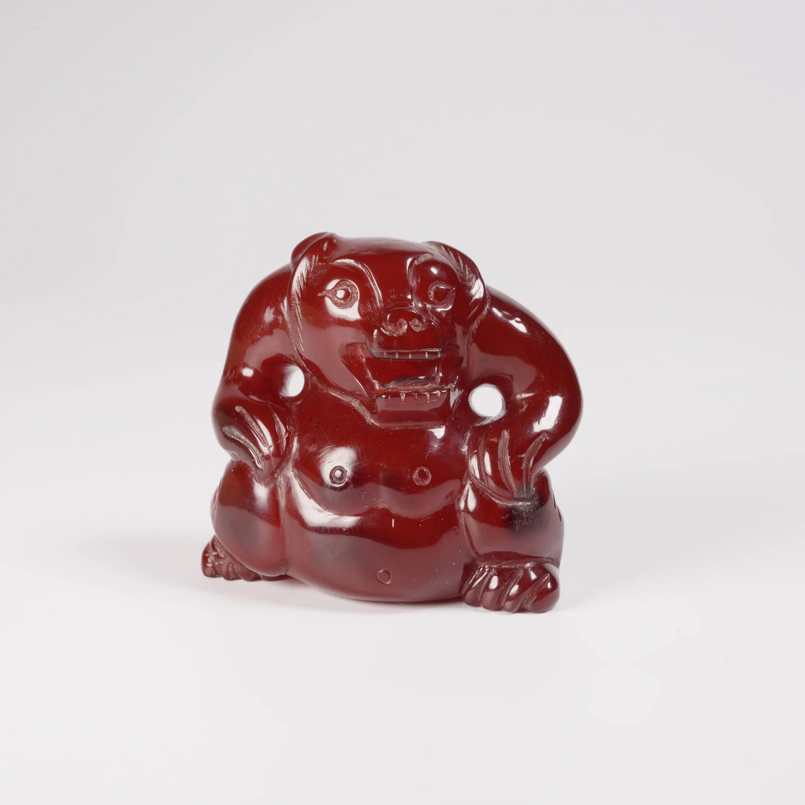 A HONEY-AMBER BEAR ZUN FIGURE