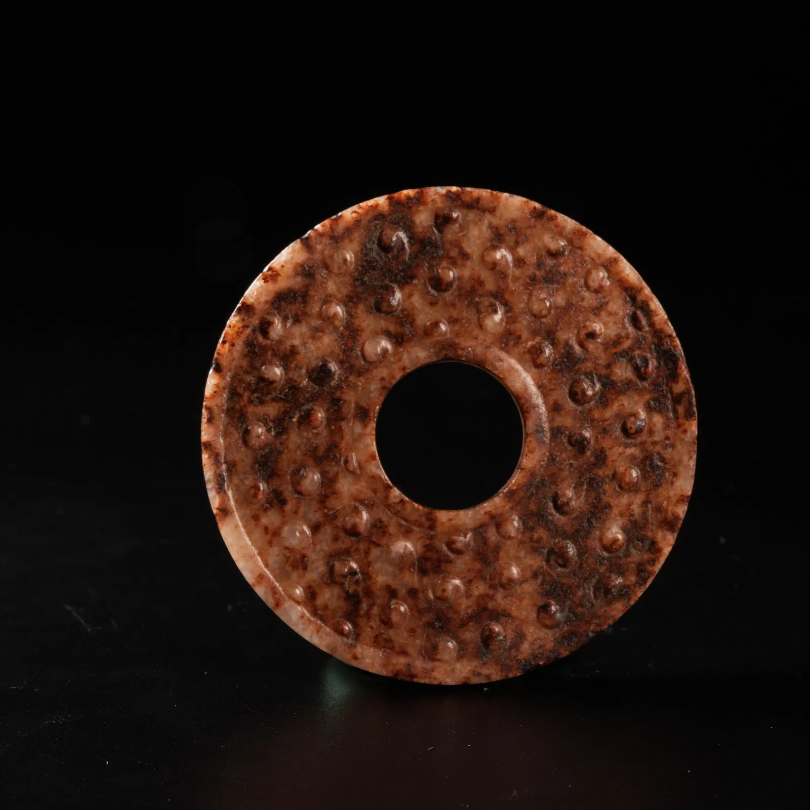 A HOOKED-CLOUD PATTERN BI DISK IN ARCHAIC JADE