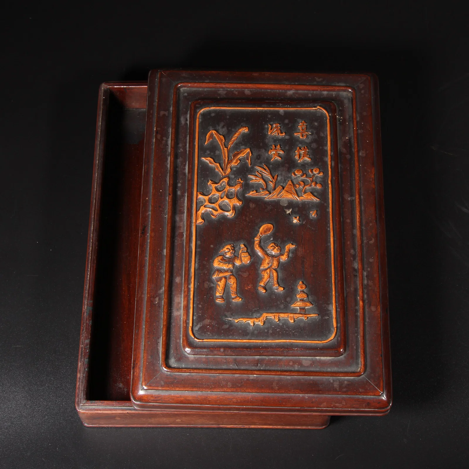 A HUANGHUALI COVERED BOX WITH FIGURAL DESIGN