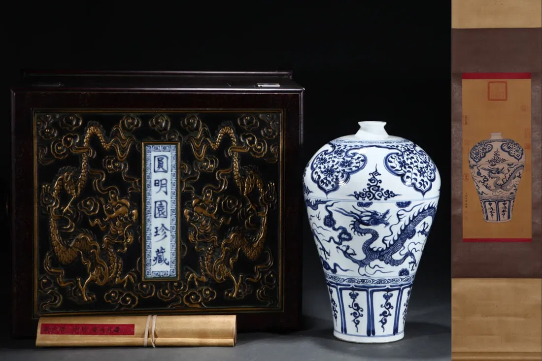 A Huge Blue and White Auspicious Cloud and Dragon Pattern Vase,With Vertical Scroll Painting on Silk